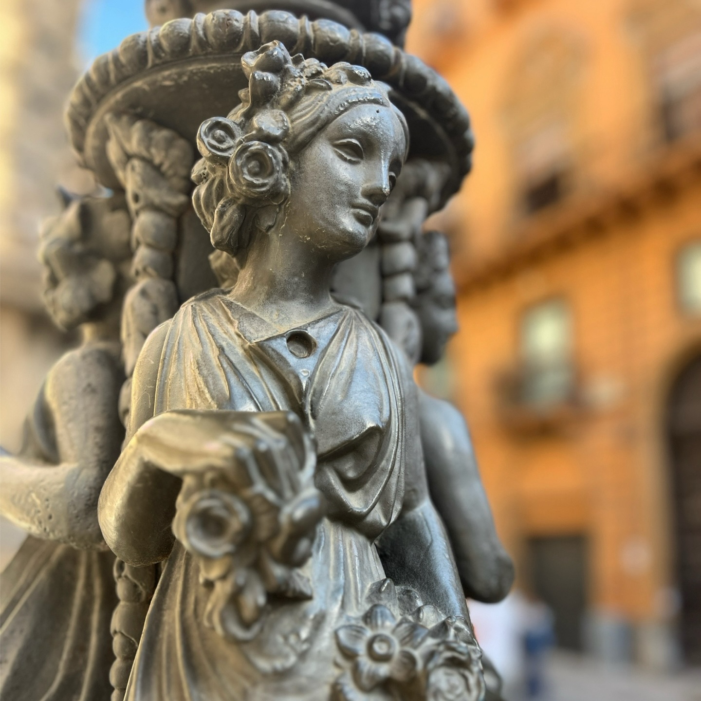 Palermo, Catania, Neapel … Alle haben eines gemeinsam: Wunderschöne Straßenlaternen. Ich werde einfach nicht müde, sie immer wieder zu fotografieren…
Bild 1: Palermo
Bild 2: Catania
Bild 3: Neapel
#straßenlaternen #neapel #palermo #catania #italienliebe #stadtlichter #reiseinspiration #süditalien #fotografie #magischemomente