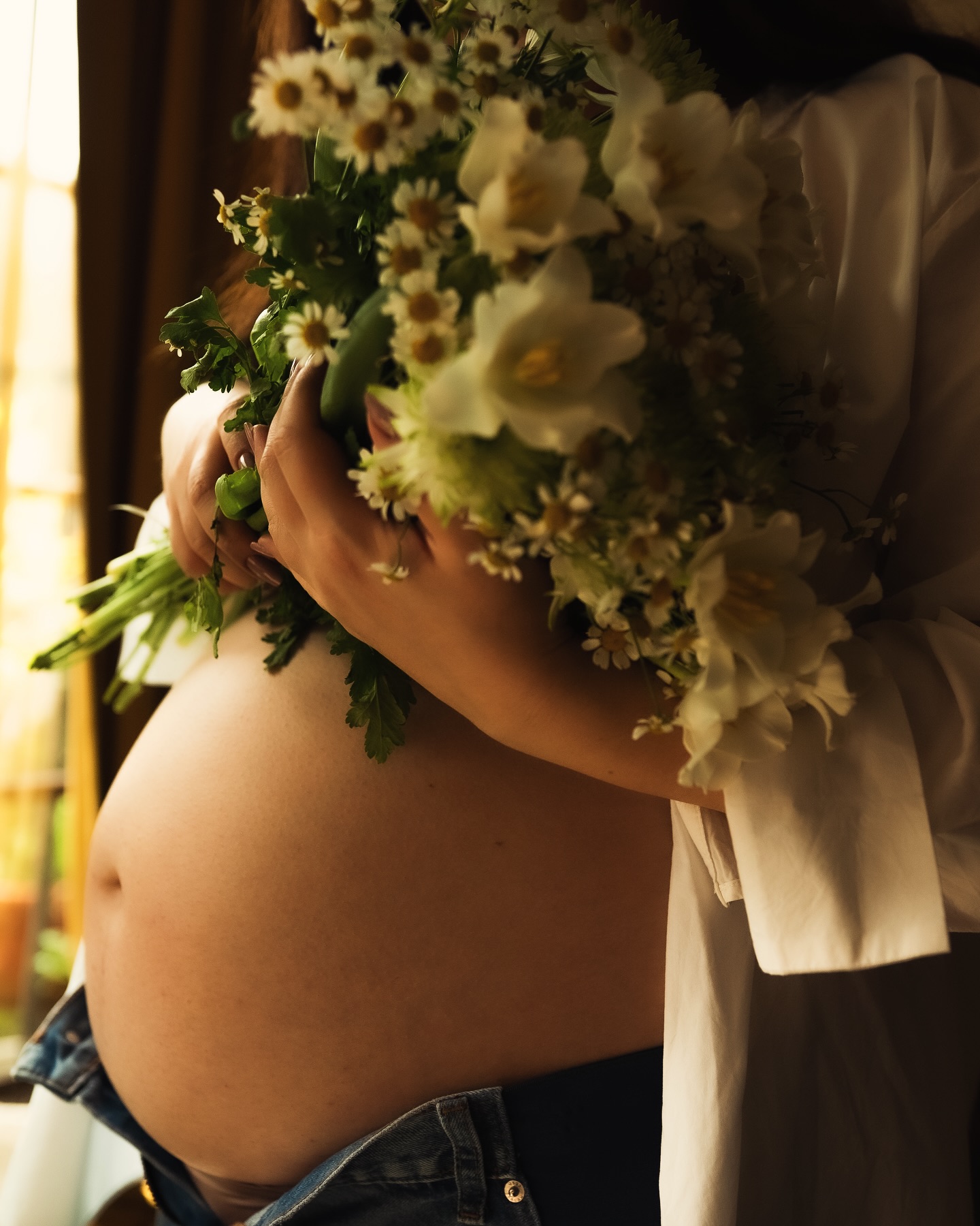 1 oder 2? 😍 Ich liebe beide. Und diesen hübschen Strauß! #babybauchshooting📷👪 Bringt gerne ebenfalls einen Blumenstrauß zu eurem Shooting mit. Den kann man wunderschön einsetzen! #babybauch #momtobe #paarshooting #blumenstrauß