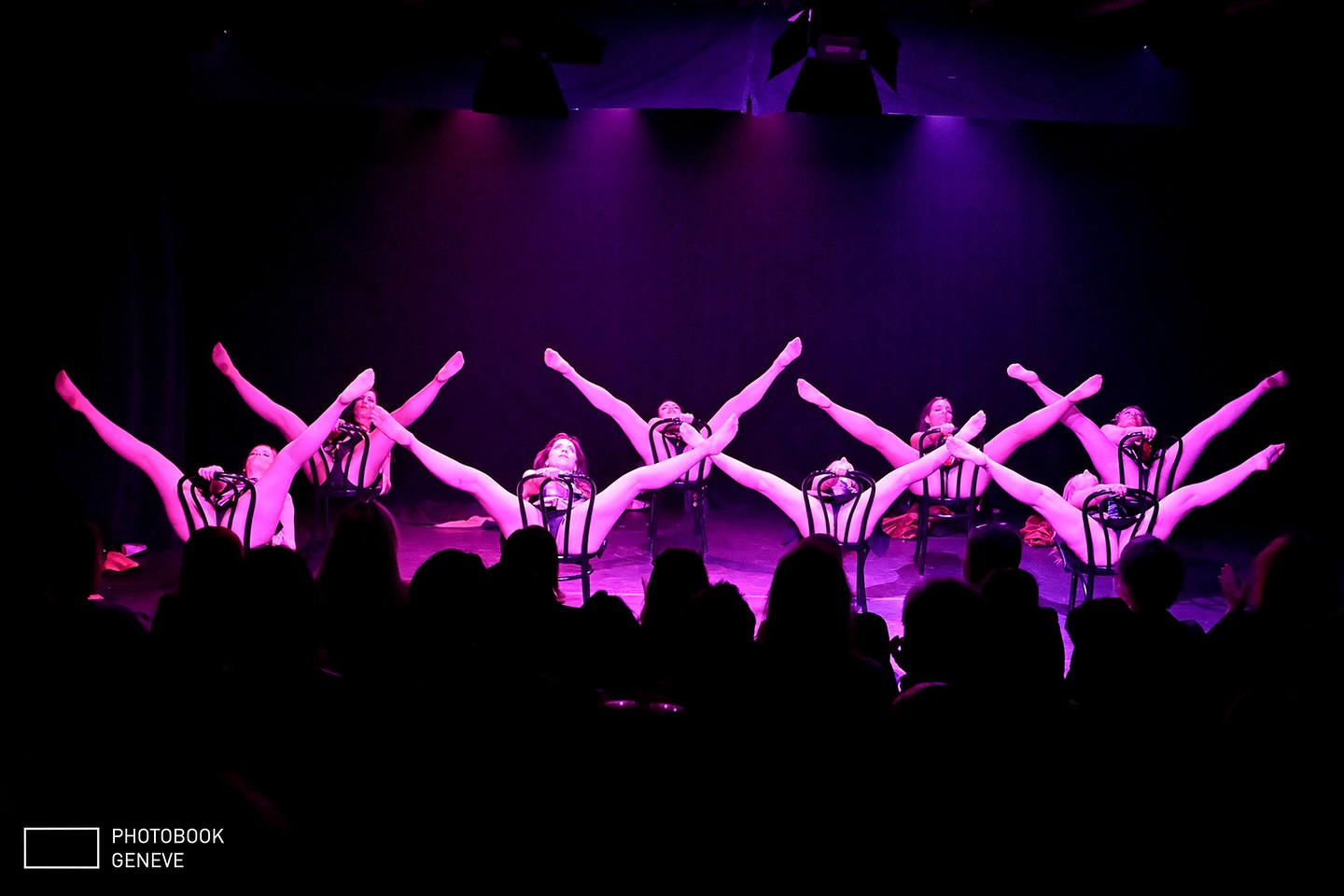 On me demande souvent : “Tu trouves ça où, toutes ces idées ?”
La vérité ? Partout.
Dans un film, un clip, dans la rue, dans un silence, un souvenir, un fou rire... ✨
Cette photo pourrait être tirée d’un vieux cabaret parisien… Ou d’un clip de Beyoncé. Ou d’un rêve un peu fou où les corps parlent en symétrie et les jambes racontent une histoire.
Mais non. C’est juste une scène de Sassy Dance. Et pourtant, elle porte tout ce que j’aime dans l’art vivant.
Je m’inspire de :
– Bob Fosse, pour la précision et l’irrévérence.
– Dita Von Teese, pour la maîtrise de l’esthétique et du détail.
– Chicago ou Moulin Rouge, pour le drame, la lumière, les tableaux vivants.
– Madonna, Rita Hayworth, Fanny Ardant, pour leur pouvoir de présence.
– Et surtout… de mes élèves, parce que chaque corps m’inspire une idée, une émotion, une mise en scène.
Créer, c’est piocher dans tout ce qui nous touche, nous dérange, nous fait rêver. C’est transformer ce qu’on voit en ce qu’on ressent.
Et toi, quels artistes ou univers t’inspirent en secret ?
Viens me les glisser en commentaire. Je suis curieuse de tes sources à toi.
—
📸 @photobookgeneve
✨ @sassydance_burlesque
—
#SassyDance #InspirationArtistique #DanseBurlesque #CréationChorégraphique #FemmesPuissantes #ArtEtCorps #MoulinRougeMood #BurlesqueModerne #PuissanceEnMouvement #SassyPower