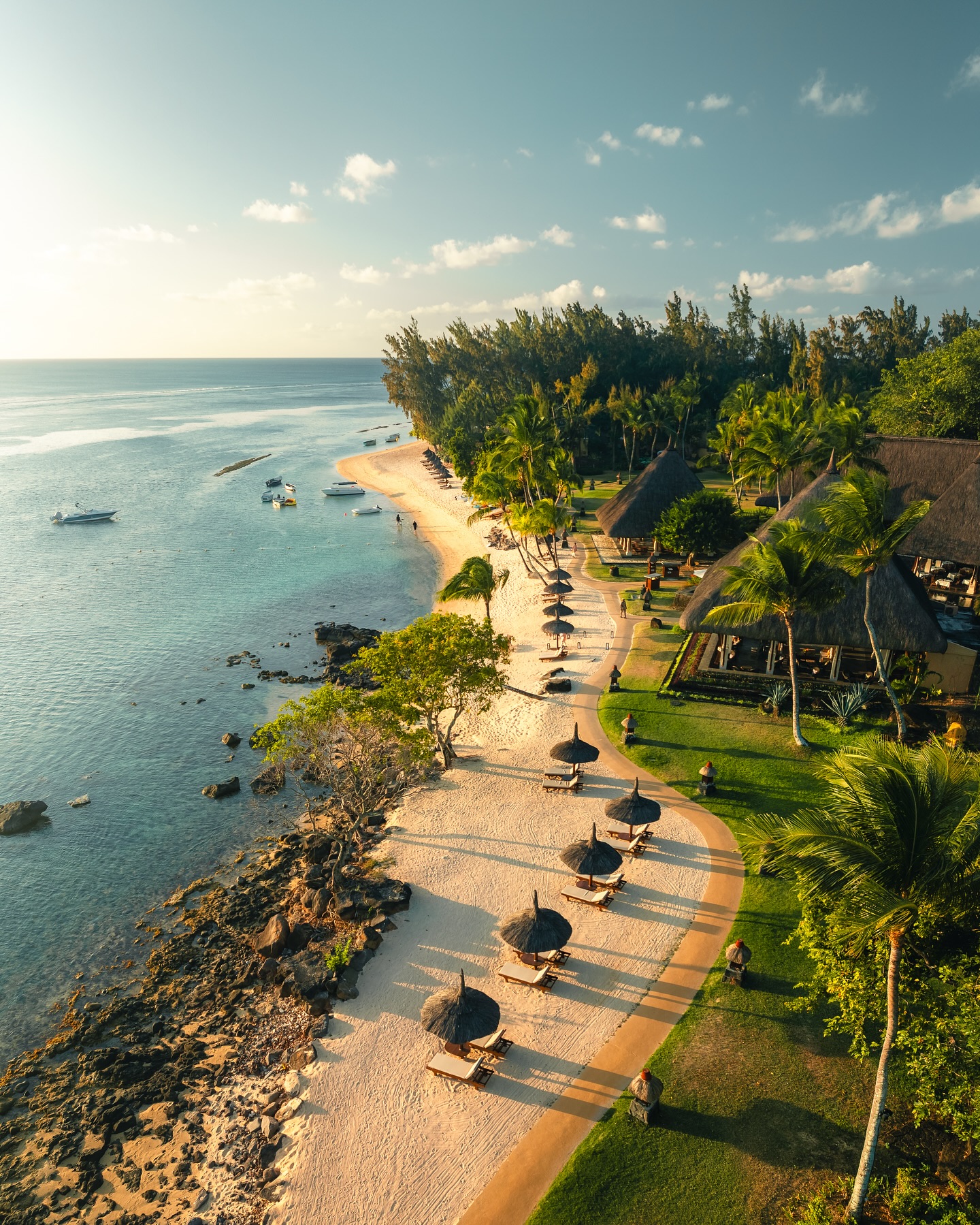 @theoberoimauritius Beach Resort, un joyau 5 étoiles luxe niché entre les jardins tropicaux et les eaux turquoise de l’océan Indien.
Dans ce havre de paix, chaque détail est pensé pour éveiller les sens. La plage ? Elle s’étire avec grâce, bordée de sable blond et caressée par des vagues paisibles. Silencieuse et majestueuse, elle invite à la contemplation, aux promenades à l’aube ou à un coucher de soleil inoubliable.
Entre élégance naturelle et service irréprochable, l’Oberoi Mauritius est une promesse de sérénité… et d’excellence. 💫
#OberoiMauritius #LuxuryRetreat #PlageDeRêve #ÎleMaurice #VoyageDeLuxe #EscapadeTropicale #luxuryhotel #luxuryhotelsworld #ilemaurice #beach #luxuryresorts
