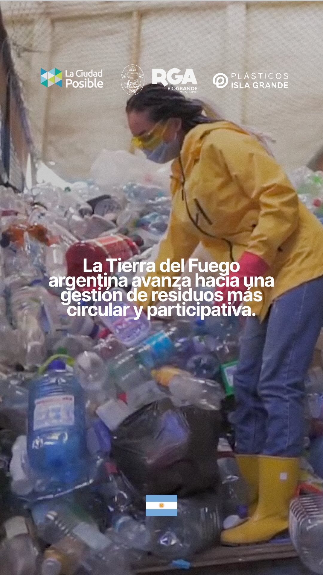 Hacia un reciclaje con compromiso social. ♻
La Municipalidad de Río Grande (Argentina) y PIGSA firmaron un convenio clave para transformar la gestión de residuos en la ciudad, con el acompañamiento técnico de La Ciudad Posible. 🇦🇷
Este acuerdo da inicio a la instalación de una Estación de Residuos Clasificados (ERC): un espacio donde vecinos y empresas podrán llevar residuos reciclables como papel, cartón, plásticos, vidrio y metales.
La ERC contará con tecnología e infraestructura para agregar valor a los residuos, convirtiéndolos en materiales reutilizables para la construcción: chapas bioclimáticas, aislantes térmicos, arenas de vidrio y más.
Además, el proyecto incluye:
✅Un espacio educativo para promover la separación en origen
✅Capacitaciones y transferencia tecnológica
✅Proyectos de economía circular con impacto local
Desde La Ciudad Posible acompañamos esta alianza público-privada que apuesta por un modelo de ciudad circular, inclusiva y resiliente.
