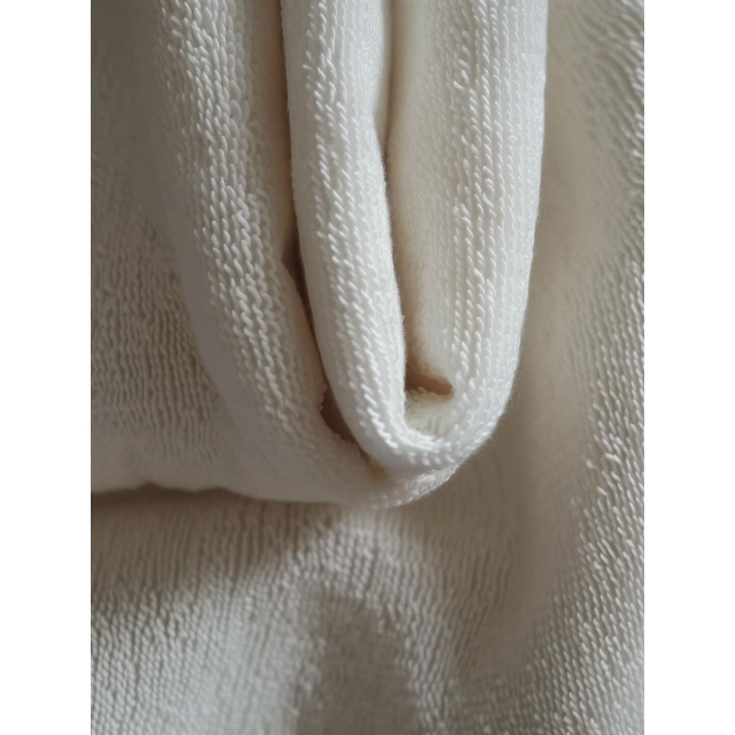 ✨ From desk-bound to deeply relaxed… ✨
Sitting at a desk for hours? You’re not alone — and neither is that nagging shoulder and upper back tension. 😣 One of the things that’s been helping me hugely is regular sauna sessions. Here’s why it’s become a self-care essential:
🔥 The Benefits of Sauna:
• Eases muscular tension — especially around those hunched shoulders and stiff upper back
• Boosts circulation, helping to flush out toxins and reduce inflammation
• Promotes relaxation — supporting mental clarity and emotional resilience
• Improves sleep and helps signal to your body that it’s time to rest and recover
Pair that post-sauna glow with hydration, movement, and stretching — and you’re giving your body (and brain) the reset it deserves. 🌿
💡 Top tips if you’re giving sauna a try:
1. Start gently — 10–15 mins can be enough
2. Hydrate before and after
3. Follow with a cool shower to help your circulation and close pores
4. Use it as mindful time — breathe deeply, tune in, let go
This is your reminder that self-care isn’t selfish — it’s smart. And small rituals like this can support your energy, focus, and resilience over the long term.
🧖♀️💬 Ever tried sauna for stress or muscle recovery? I’d love to hear your tips too 👇
#TrendingHashtags
#SelfCareSunday #CoachingTools #SaunaBenefits #DeskJobRelief #MindBodyConnection #WellbeingJourney #PositivePsychologyCoaching #CoachingTips #NervousSystemSupport #SaunaTherapy #WellbeingMatters #StressReliefTips #CoachingForLife #ResilientYou #MicroHabits #WellnessInspo