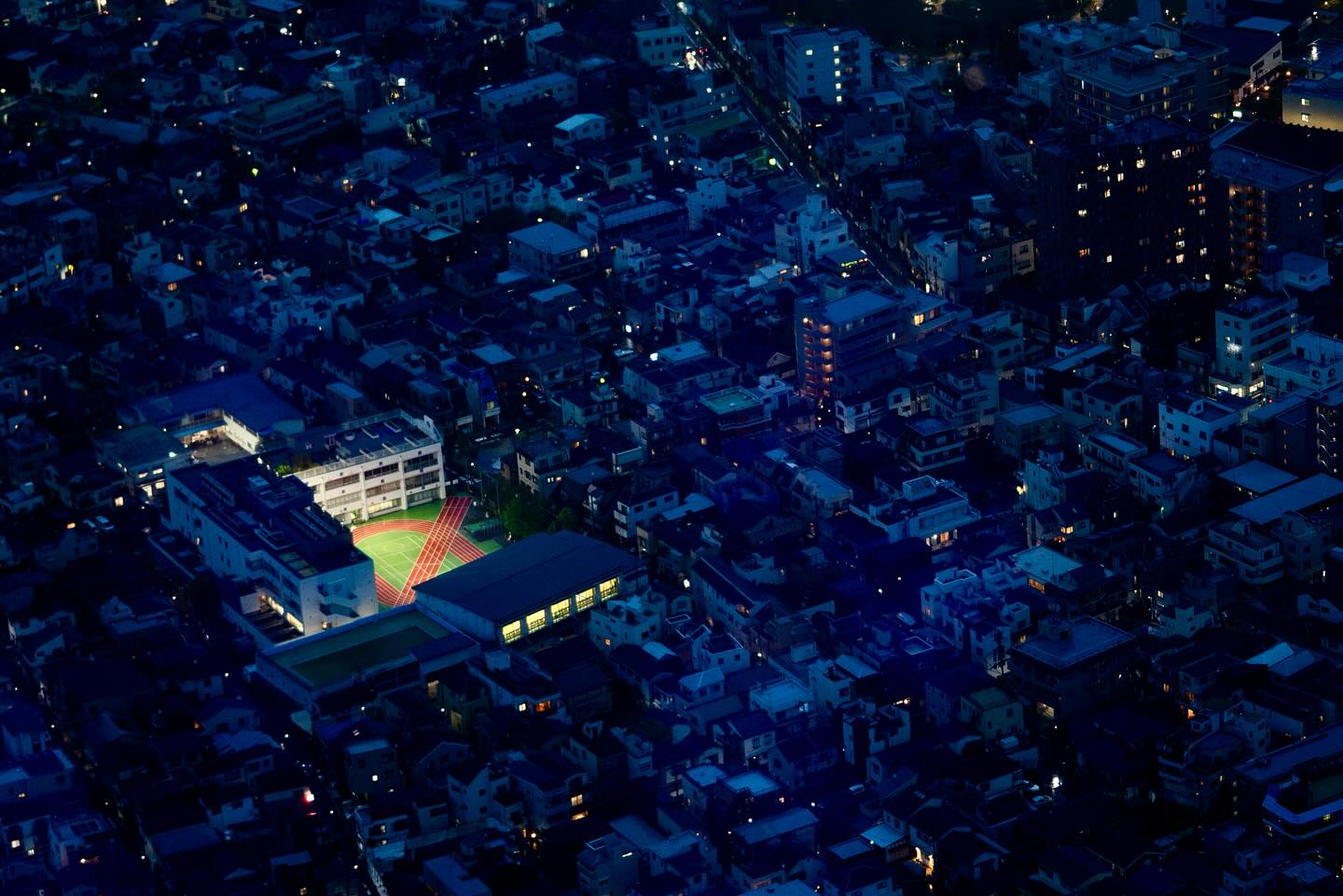 Prendre de la hauteur et tout devient petit… Quand Tokyo devient presque une maquette.
#tokyo #japon #japan #nuit #night #nightshot #travel #voyage #laoujevais #travelphotography #travelphotographer #urban #urbanphotography #nightphotography