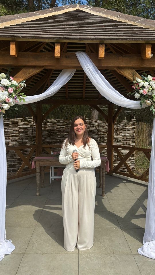 You & Me...
This song is always a popular choice ❤️ so this dreamy acoustic version creates the perfect soundtrack for your drinks reception! Do I need to say anymore? 🥰 Thanks @acousticbacksandtracks for this excellent accompaniment 🌟
#weddingsinger #singer #weddingfair #youandme #firstdance #vocalist #reelsinstagram