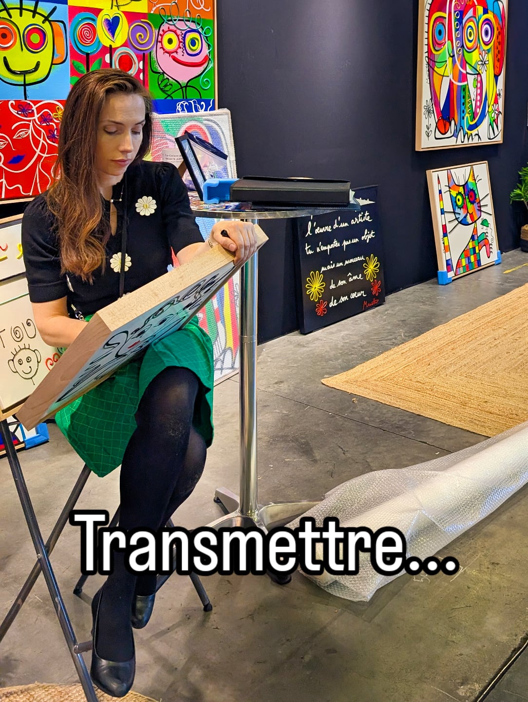 Une toile qui quitte mes bras pour se lover près de ceux qui sauront la chérir, c'est créer un lien indéfectible, les mots inscrits au dos sont les témoins de cette transmission, des complices discrets d'un moment fugace et ineffable 💌