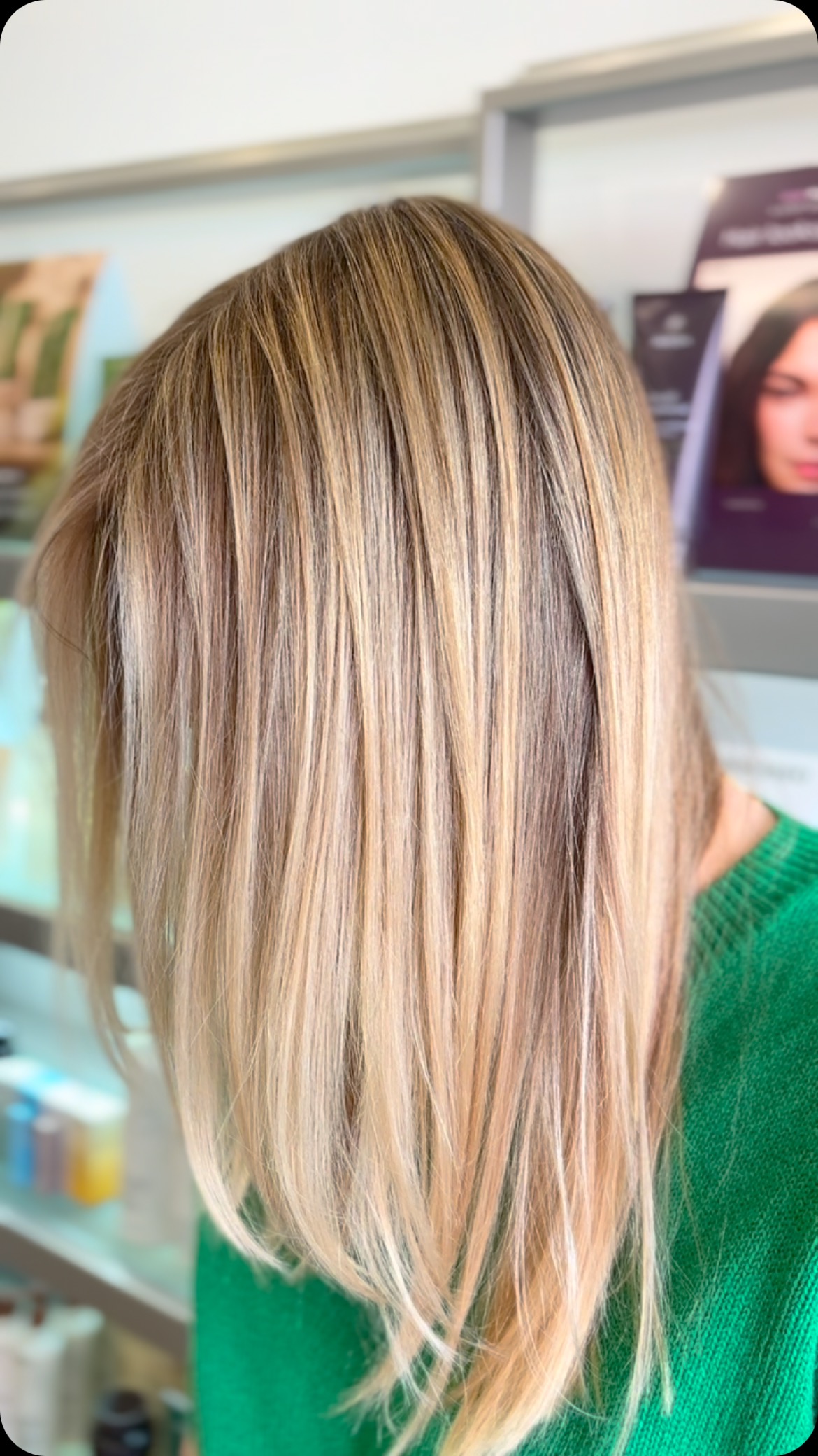 Sunshine mixed with a little bit of sass and a whole lot of blonde.🌿☘️✨🌟
#aveda #avedacolor #avedastylist #avedasalon #hairgoals #torontosalon #airtouchbalayage #airtouch #airtouchtoronto #blonde #blondehair de