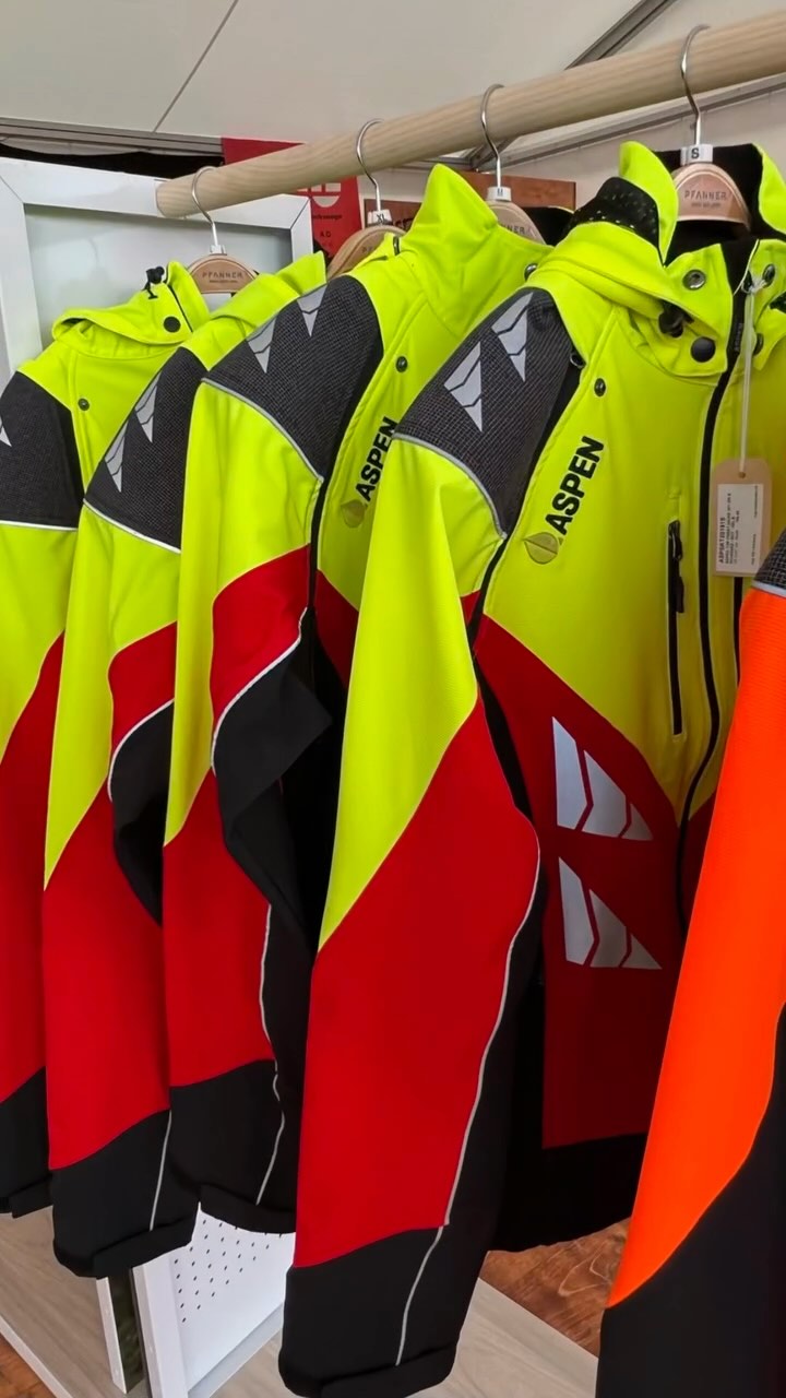 🌲 Sichtbar. Robust. Verlässlich. Unsere Schutzbekleidung von ASPEN Timberwear sorgt für den richtigen Auftritt im Wald, auf der Baustelle oder beim Maschinenunterhalt. Ob leuchtend gelb oder klassisch orange – die Auswahl ist gross. Komm vorbei oder klick dich durch unser Online-Angebot 💪🧥