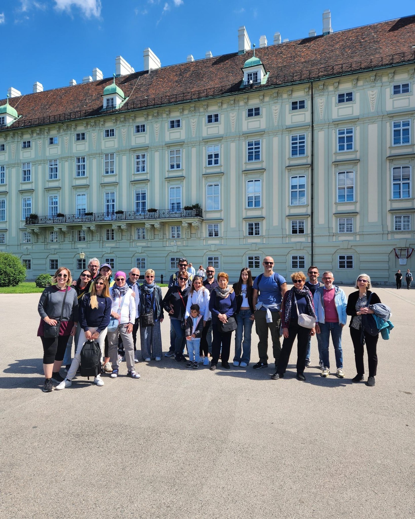 Sole, storia e sorrisi! ☀️🇦🇹 Oggi il free tour di Vienna era così luminoso che anche l’imperatore avrebbe voluto unirsi! Vuoi scoprire Vienna senza stress e con tanta allegria? Prenota il tuo posto al prossimo free tour! ✨
📲 Link in bio o scrivici in DM!
#ViennaCosaVedere #FreeTour #MarioViennaGuide