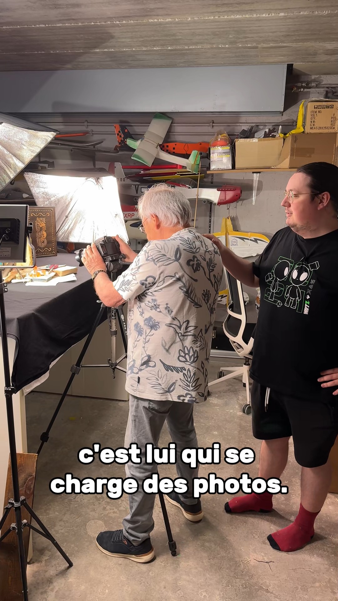 📸✨ Dernière étape de la visite… et pas des moindres.
Bienvenue dans le studio photo de mon grand-père.
C’est lui qui s’occupe du shooting artistique et technique de nos dés — et croyez-moi, il ne fait pas les choses à moitié.
Il a tout un tas d’accessoires pour construire de petits décors en miniature, qu’il assemble avec soin avant d’y disposer les dés. Lumières, fonds, angles… chaque photo est pensée, posée, millimétrée.
C’est un vrai passionné de photographie.
Et son travail, en plus d’être magnifique, est essentiel pour nous permettre de mettre en valeur chaque création.
Un peu de magie, beaucoup de talent, et surtout… un regard bienveillant qui sublime tout ce qu’on fabrique.
Merci Papou 💜
#photography #studiophotography #roomtour #shootingphoto #passionphoto #grandpere #familybusiness
#lalooterie #artisanat #jdr #resine #handmade #pourtoi #faitmain #dnd #dés #dice #dnd5e #boutique #etsy