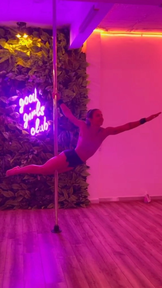 👀 A gente tá vendo você fugindo de fazer o outro lado!! 😂
.
.
.
.
#poledancerbr #poledanceguaruja #humorbrasil #poledancing