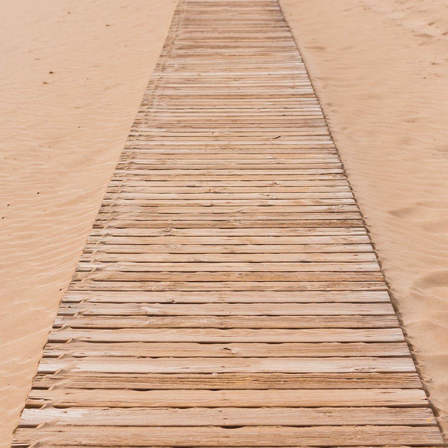 VIA. Le chemin. La voie.
Pas celle qu’on trace. Pas celle qu’on t’impose.
Celle que tu ressens. Celle que tu retrouves quand tu respires , quand tu écoutes.
Via. C’est l’appel intérieur, l’alignement.
La route qui s’ouvre quand tu t’autorises à être.
Suivre l’élan, pas la raison.
Via. Ce qui relie, guide et fait sens.
Et moi j’ai choisi de la suivre.
Ma voie. Mon souffle. À ma manière.