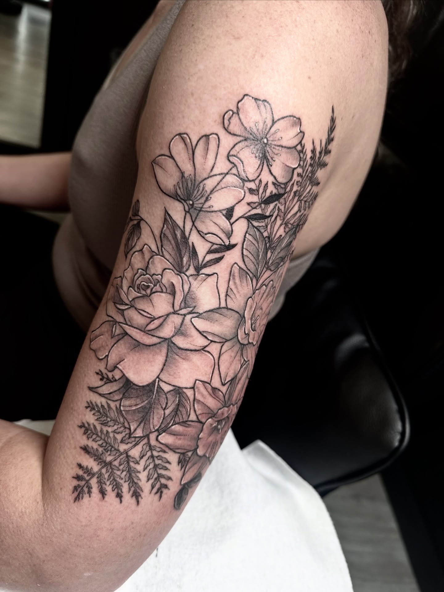 Birth flower design by @katarinas_tattoos for @kalimays 🌿 swipe to see full piece✨
@blackclaw @dynamiccolor @inkeeze
#newportoregon #darkestdaystattoo #floraltattoo #birthflowertattoo #blackandgreytattoo