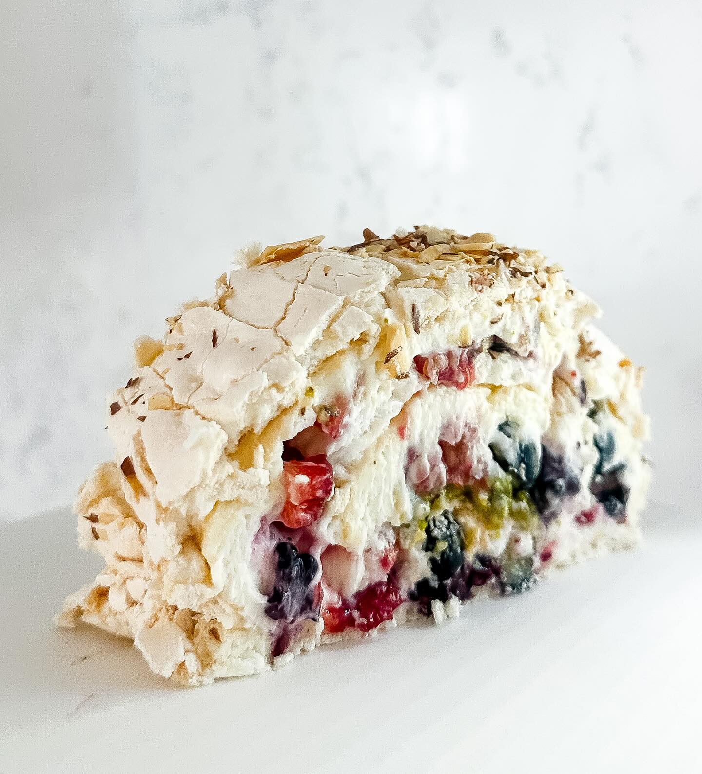 Restock!
Merengue roulade with cream cheese, pistachio feeling and fresh berries 🤌🏻
So light, so perfect!
#myrtlebeach