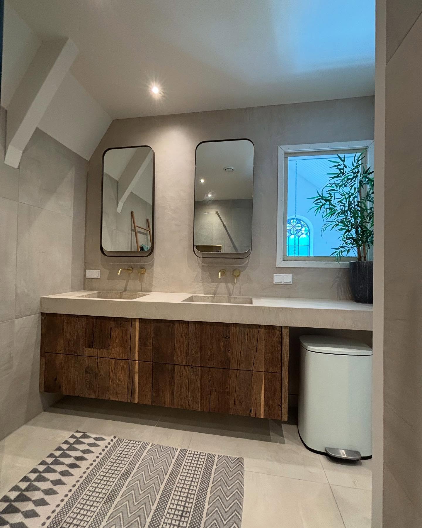 2x mooie stoere wastafelmeubels opgeleverd in Loosdrecht. Blad en achterwand gemaakt van Mortex Betonstuc incl spoelbak. Meubel eronder is gemaakt van 3-laags oud eikenhout met push-to-open lades. Dank voor de opdracht 🙏🏽