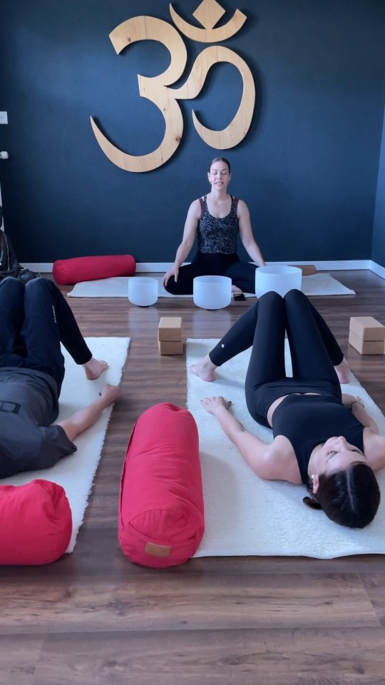 Bienvenue chez moi 🙏🏻🪷
Le Yoga ce n'est pas seulement une pratique physique ou une série de postures, c'est un chemin vers une connaissance et une réalisation plus profonde de soi. Une exploration à la fois douce et intense qui commence par le mouvement pour retrouver les sensation du corps. Il nous invite à nous reconnecter à notre souffle par la respiration consciente. Il nous aide à revenir dans le présent et à avancer vers une vie meilleure et en accord avec ce que notre cœur nous raconte ♥️ c'est un véritable outil de vie au quotidien.
Si tu ressens l'appel d'un changement ou simplement l'envie de te sentir mieux, alors il est peut-être temps 🥰. Dans mon enseignement, tu trouveras différents cours de Yoga adaptés à tes besoins et à ton énergie du moment. Je t'invite à parcourir mon site internet ou à me contacter, je suis là, n'hésite pas.
A très bientôt sur le tapis 🙏🏻🧘🏽♀️🤸🏼♀️
Laura
www.ahimsalaurayoga.ch
Vidéo : @pascal_bortot screenvision
#yoga #yogateacher #asana #bepresent #vinyasa #breathe #meditation