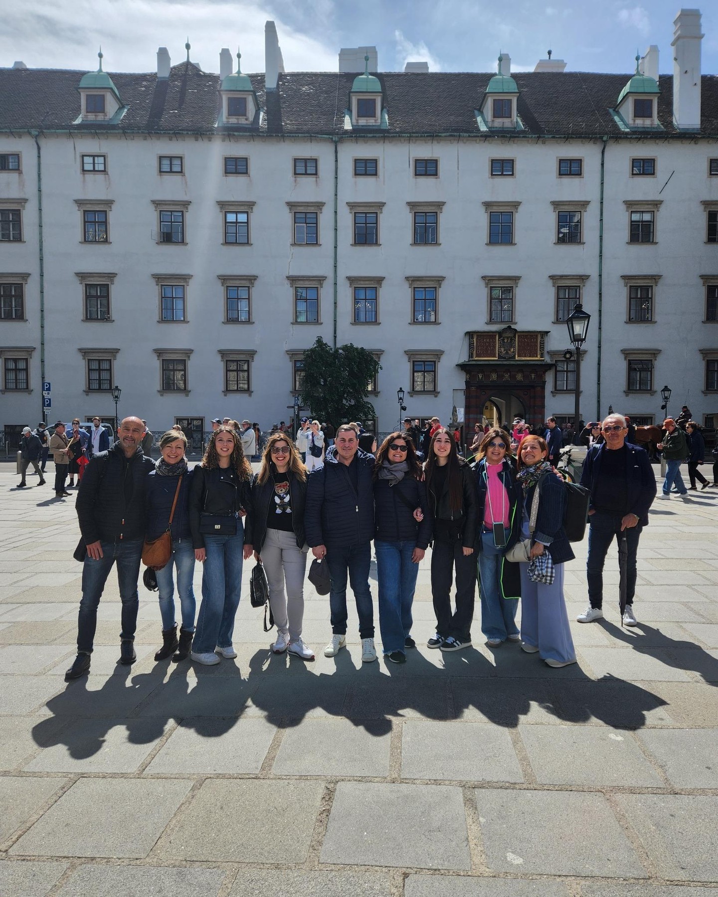 Squadra vincente davanti al Portale degli Svizzeri! 😄 Vieni anche tu al prossimo free tour? Spoiler: si ride, si impara e si fanno nuove amicizie! Scrivici per info! 🇦🇹✨ #FreeTourVienna #MarioViennaGuide