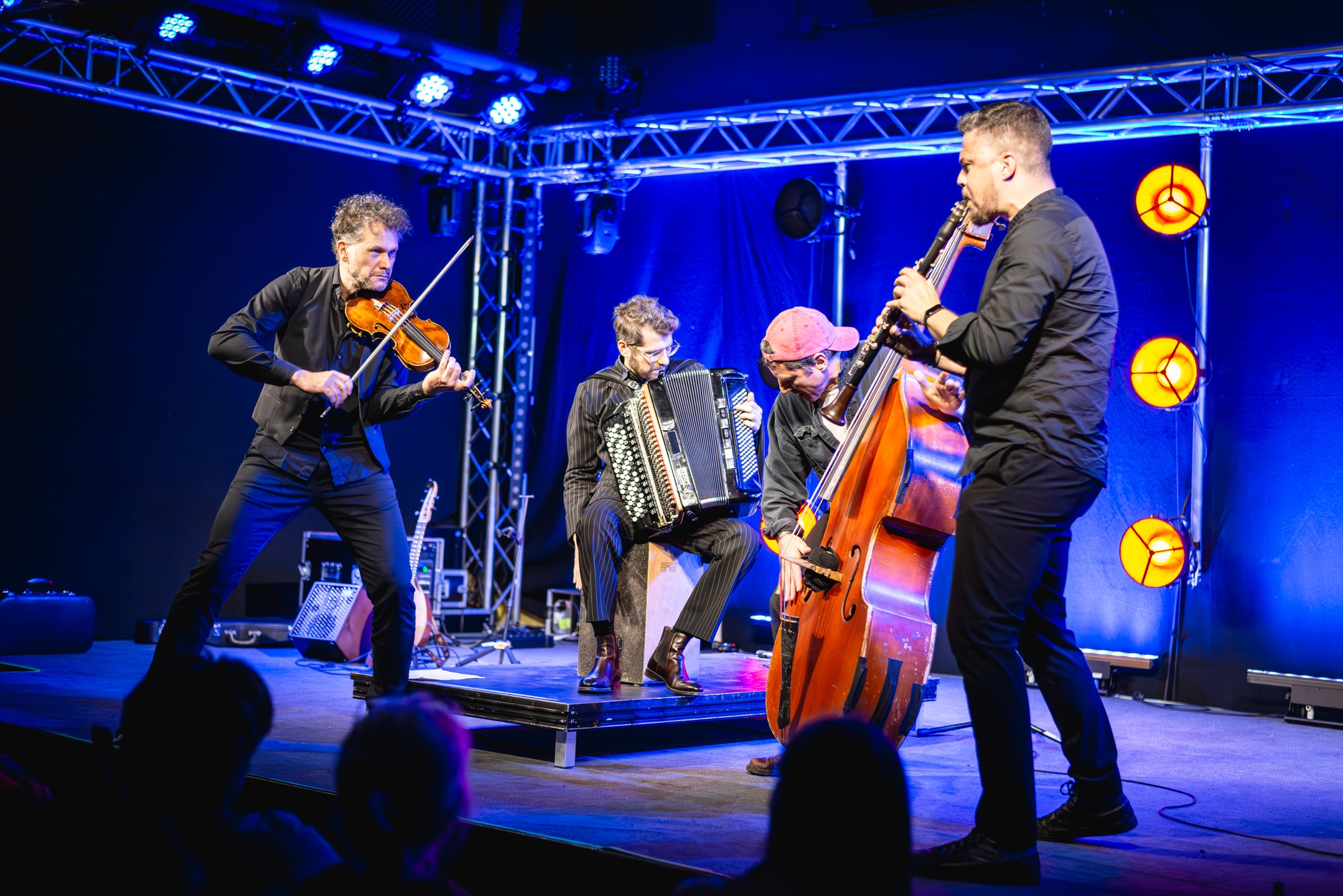 Ein traumhaft unvergesslicher Abend mit folksmilch und ihrem Programm „Best of folksmilch“ in der @altefeuerwehrhalle liegt hinter uns. 🎶✨
Ihre Performance war ein mitreißendes Wechselspiel aus Konzert und Kabarett – voller Körpereinsatz, schauspielerische Glanzleistungen und musikalische Meisterwerke, die von Klassik über Folk bis hin zu Pop reichten. 🎻🎤
Das Publikum wurde auf eine musikalische Reise mitgenommen, die nicht nur wegen der abwechslungsreichen Arrangements beeindruckte, sondern auch durch den unverwechselbaren Sound von folksmilch – einzigartig und charakteristisch! 💫 Dabei haben wir vor Lachen die eine oder andere Träne verdrückt – ein Abend, der noch lange in Erinnerung bleibt. 💖
#kulturvereingast #folksmilch #konzert
