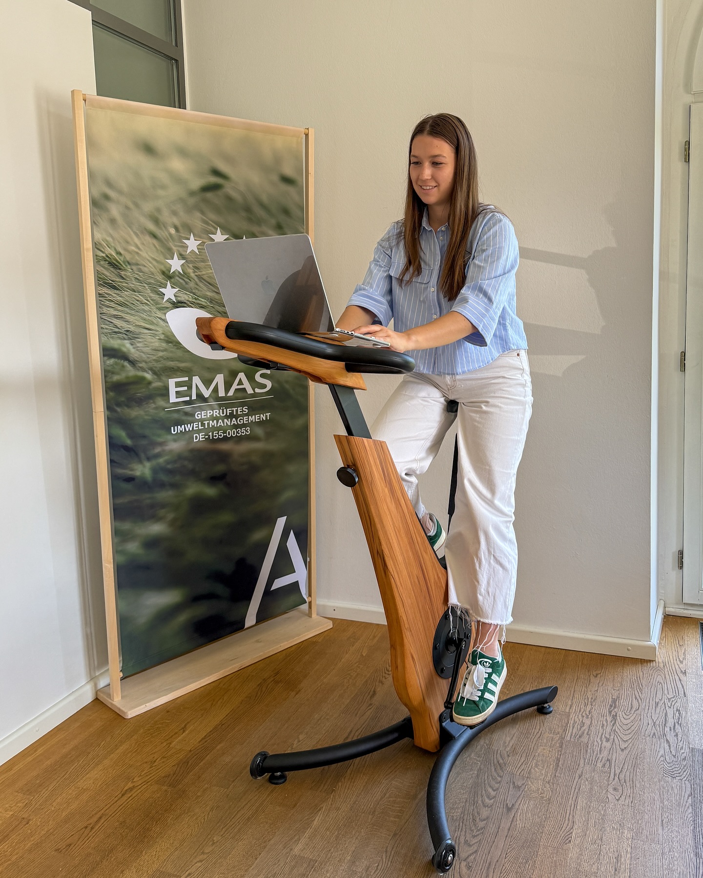 🌿 Arbeiten bei ADVICON heißt: Bewegung gehört dazu.
In unserem Office haben wir Platz für frische Ideen – und für Bewegung. 💻🚴♀️
Unser kleines Fitnessstudio ermöglicht aktive Pausen direkt im Arbeitsalltag – für mehr Fokus, Energie und Wohlbefinden.
Die Geräte? Hochwertig, minimalistisch und nachhaltig – gefertigt in Deutschland aus natürlichen Materialien (von @nohrd ). 💚
So schaffen wir ein Arbeitsumfeld, das zu unseren Werten passt🌱
#ADVICON #GreenOffice #WorkSmart #NewWork #Nachhaltigkeit #SteuerberatungNeuGedacht #OfficeVibes #corporatehealth