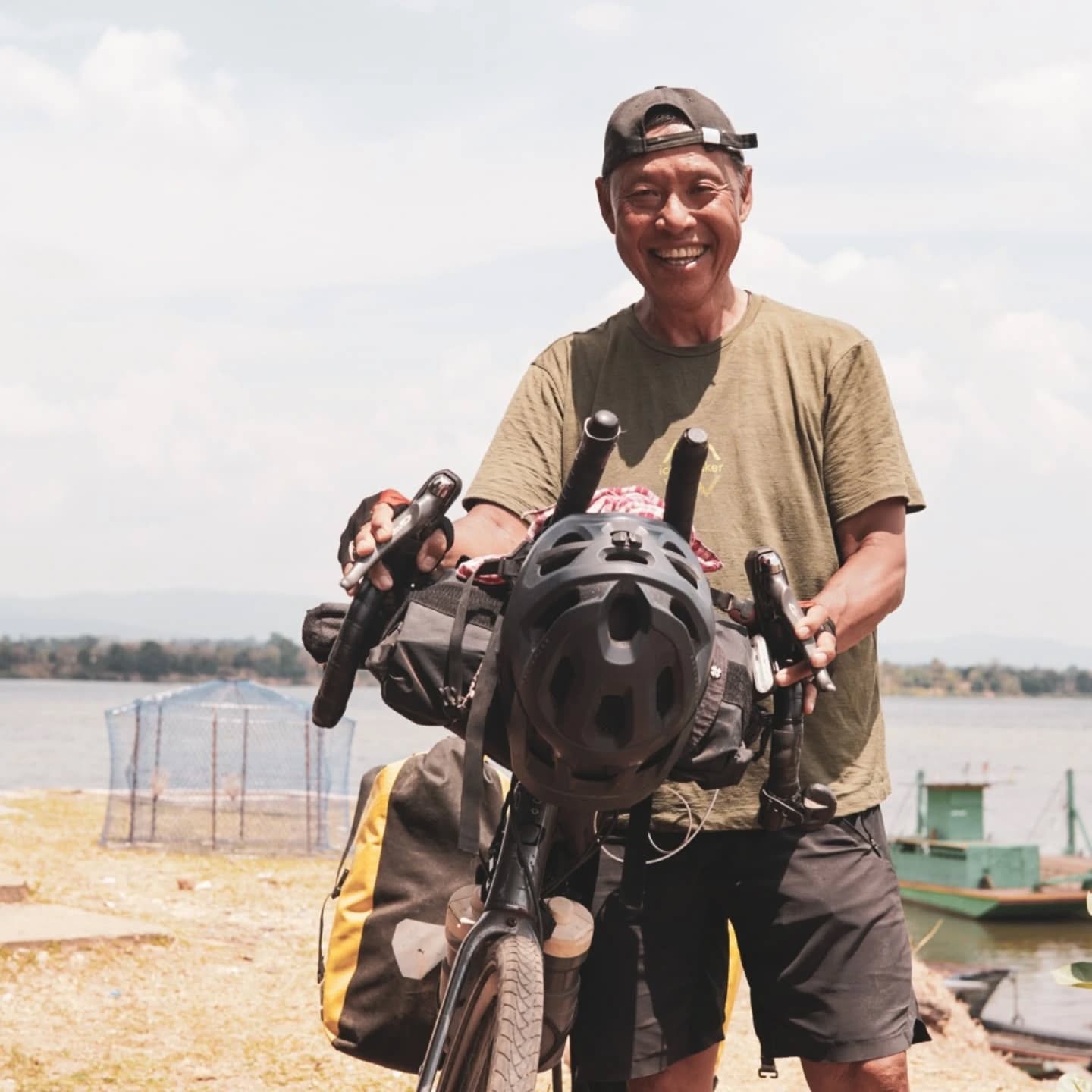 Et puis par delà la beauté des paysages, il y a ce genre de rencontre inspirante qui ne s'invente pas.
Long, franco-vietnamien, 72 ans et voyageur à vélo. Sa femme le laisse partir la moitié de l'année pédaler le globe... Elle lui dit : C'est normal, quand on aime les oiseaux on ne les garde pas en cage !
Je m'imagine alors qu'il reste devant moi encore plus d'une quarantaine d'années de voyage à vélo ! C'est vertigineux et rassurant à la fois. L'élan vital, l'appétit de l'aventure ne quitte donc t'il jamais ceux qui y ont goûté ?
Je remonte sur mon vélo, reprend la piste caillouteuse qui suit la rive droite du Mékong vers le Nord. Long et son vélo traversent le fleuve et s'éloignent sur l'autre rive, vers le Sud où se dessine ce chapelet d'îlots qu'on appelle les 4000 îles.
And then, beyond the beauty of the scenery, there's the kind of inspiring encounter that can't be invented.
Long, a 72-year-old French-Vietnamese bicycle traveler. His wife lets him spend half the year pedaling around the globe... She tells him: "It's normal, when you love birds you don't keep them in cages!
I then imagine that I've still got more than forty years of bicycle travel ahead of me! It's both dizzying and reassuring. Does the vital impulse, the appetite for adventure, never leave those who have tasted it?
I get back on my bike and take the stony track that follows the right bank of the Mekong northwards. Long and his bike cross the river and head off along the other bank, towards the south, where a string of islets known as the 4000 Islands can be seen.