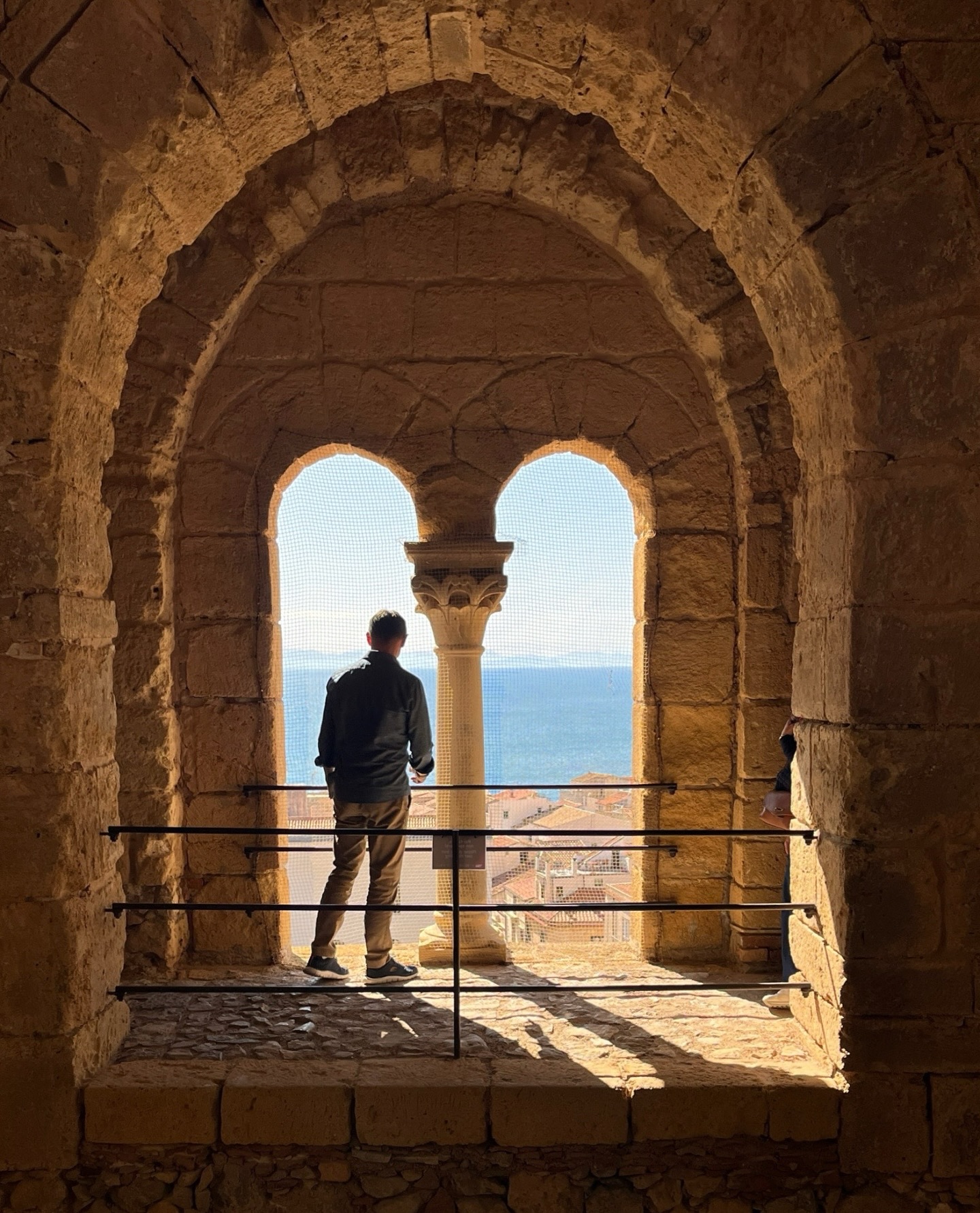 Der Dom von Cefalù ist die kleine Schwester des berühmten Doms von Monreale. Wer Monreale schon kennt, könnte beim Besuch in Cefalù vielleicht enttäuscht sein - so ging es mir zumindest. Dennoch ist die Aussicht vom Kirchturm etwas Besonderes. An diesem sonnigen Tag hatten wir fantastisches Licht, was den Besuch dann doch unvergesslich machte☀️📸
#cefalu #monreale #sizilien #dom #kirchturm #reiseziele #architektur #fotografie #reiseundfotografie grafie