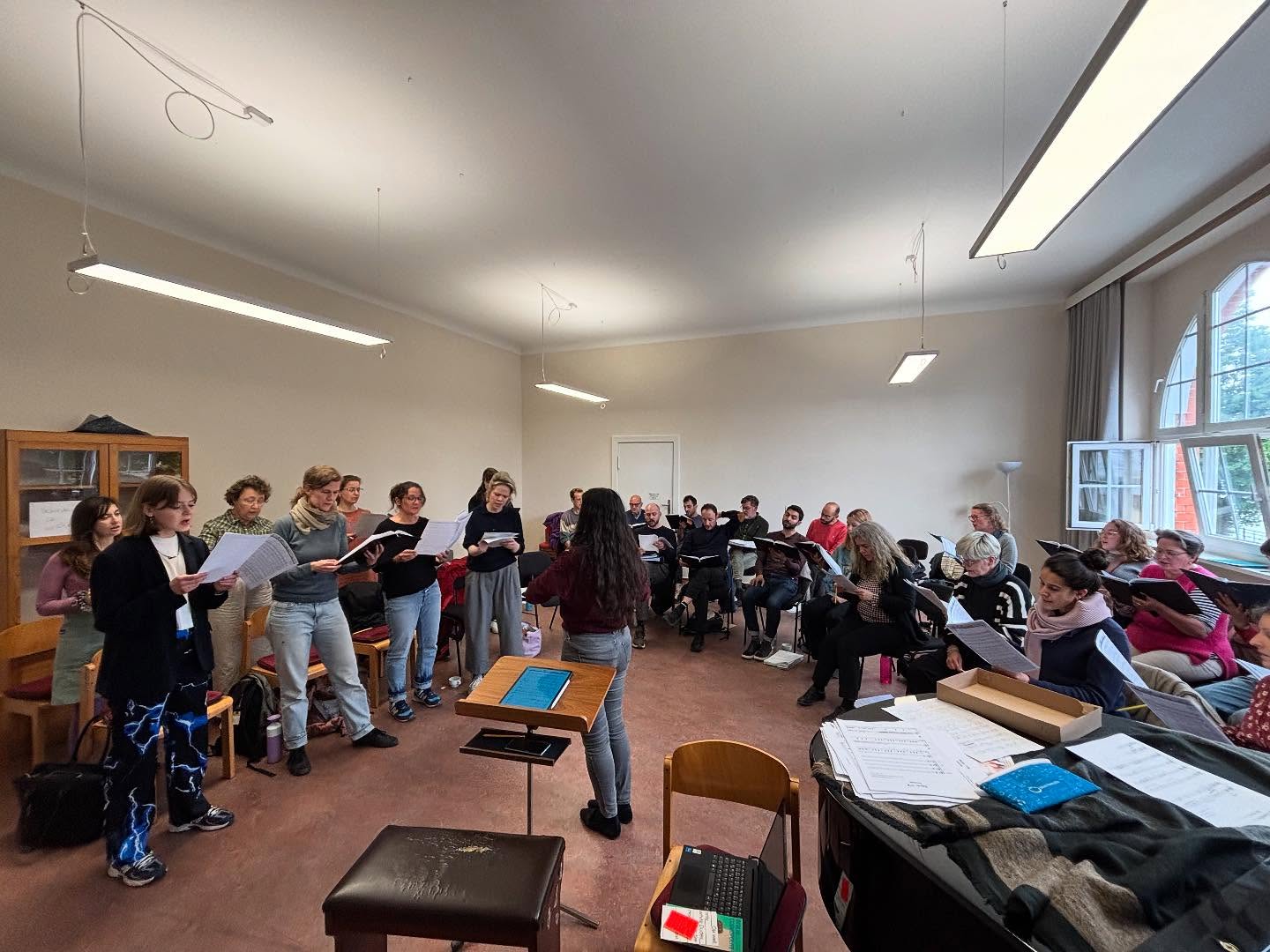 What’s happening in this picture? Sopranos know… 😂 😅 #ChoirLife #SingingTogether #ChoralMusic
#ChoirLove #MusicIsLife #ChoirGoals #SingingFamily #choir #soprano