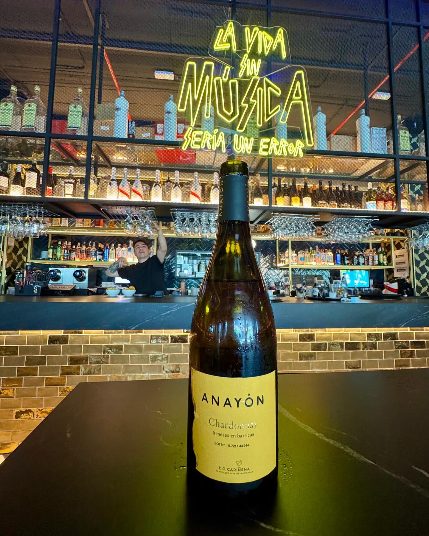 La vida sin música *y sin vino* sería un error! Disfrutando de Anayón Chardonnay de @grandesvinos_ca en @amarillojersey 🤘🪩🕺🍷