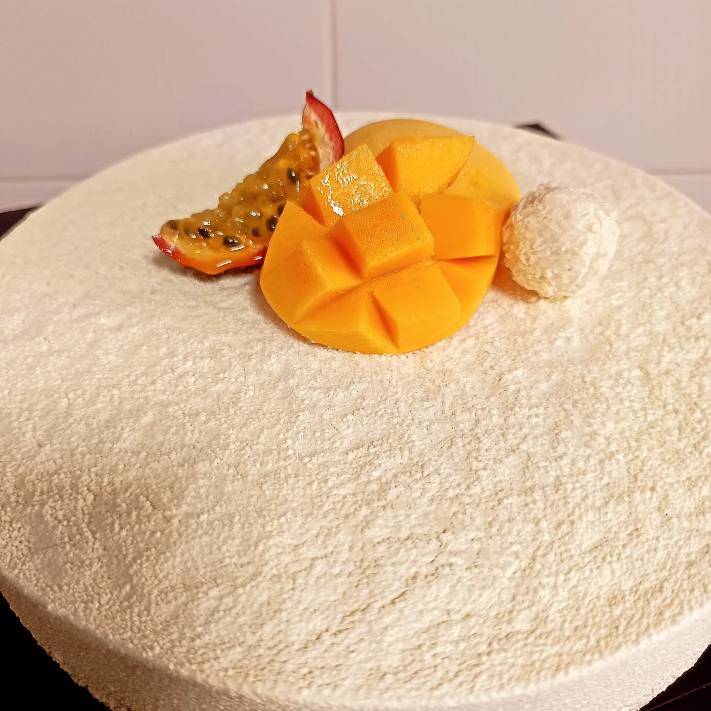 Laissez-vous emporter par un voyage gustatif avec notre entremets exotique, une véritable ode aux saveurs tropicales. Imaginez une mousse légère à la mangue, onctueuse et délicatement sucrée, qui se marie harmonieusement avec des notes de vanille, apportant une douceur réconfortante.
#voyagegourmand #voyagegustatif #patisserie
#mangue #douceursucrée #pâtisseriegourmande #lesgateauxdenoe