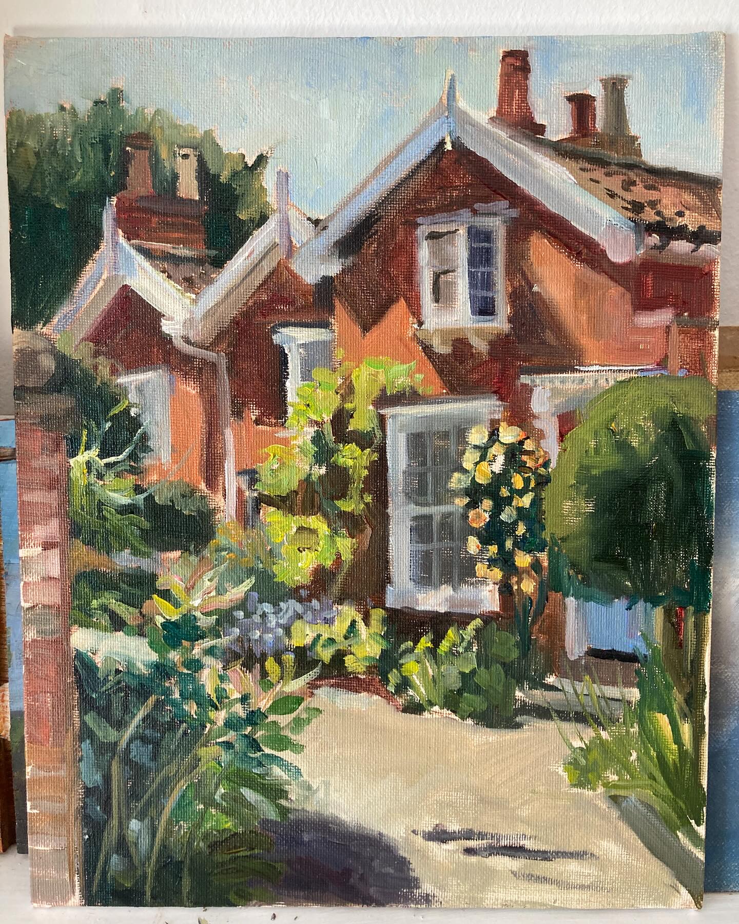 I’m so pleased to be waking up to the sound of rain. I have been praying for rain for a while as it’s just too dry here in Suffolk. Here is a painting I did when it was sunny here in Woodbridge. The little streets here are very pretty, especially this little road tucked away with beautiful gardens.
#plein_air #pleinairpainting #houses #paintinghouses #woodbridgehouses #oilpainting #pleinairoilpainting #painting🎨 #sunny #sunnydays #woodbridge #suffolk #suffolkartist #suffolkpainter #doricplace #paintingoutside