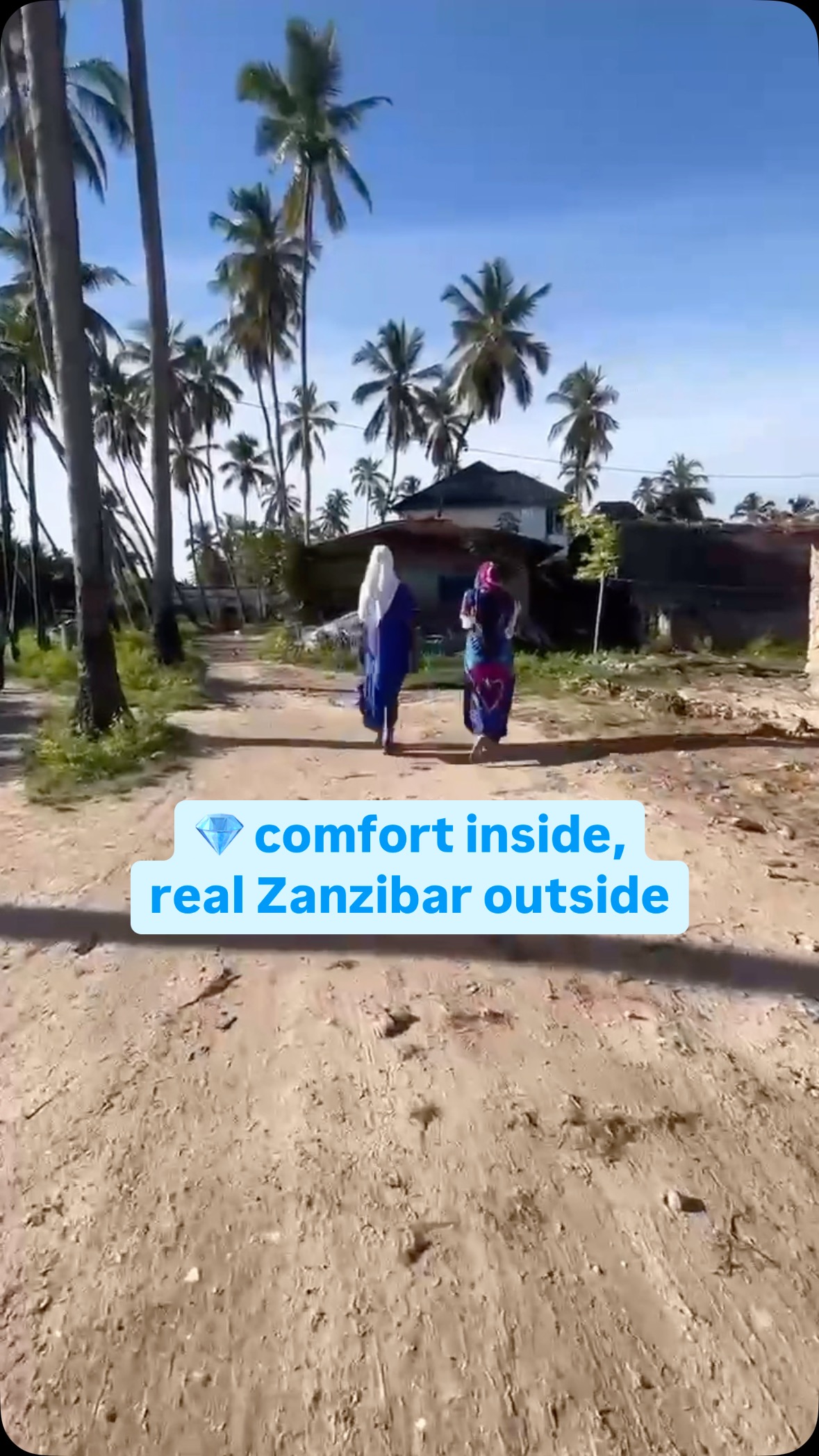 🌿👣
Chiku leads the way.
We leave behind the calm of the villa, walk down the path, step through the gate.
That’s where everything shifts.
The pace slows even more, voices grow livelier, smiles more direct.
We walk into the vibrant heart of the village, where life in Zanzibar unfolds with simplicity and pride.
Villa Thamani isn’t a secluded retreat.
It’s an invitation to belong.
To be seen, to learn the names — of the children, the women who greet us as we pass.
You’re not a tourist here.
If you wish, you’re part of it 💎