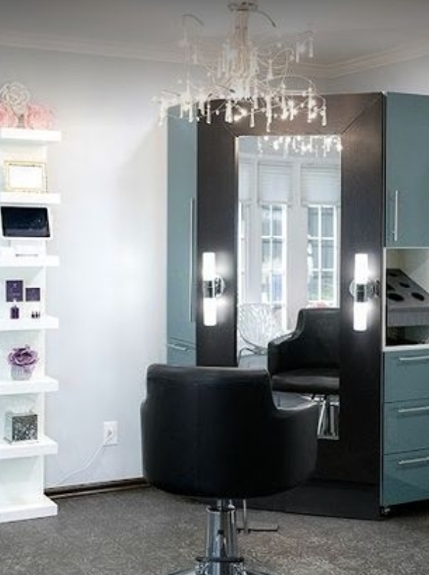 I can’t wait to welcome you into the salon this summer! ☀️ Whether you’re ready for a seasonal refresh, glowing skin, or a bold new look — your summer beauty era starts right here. Let’s make magic together 💛✨