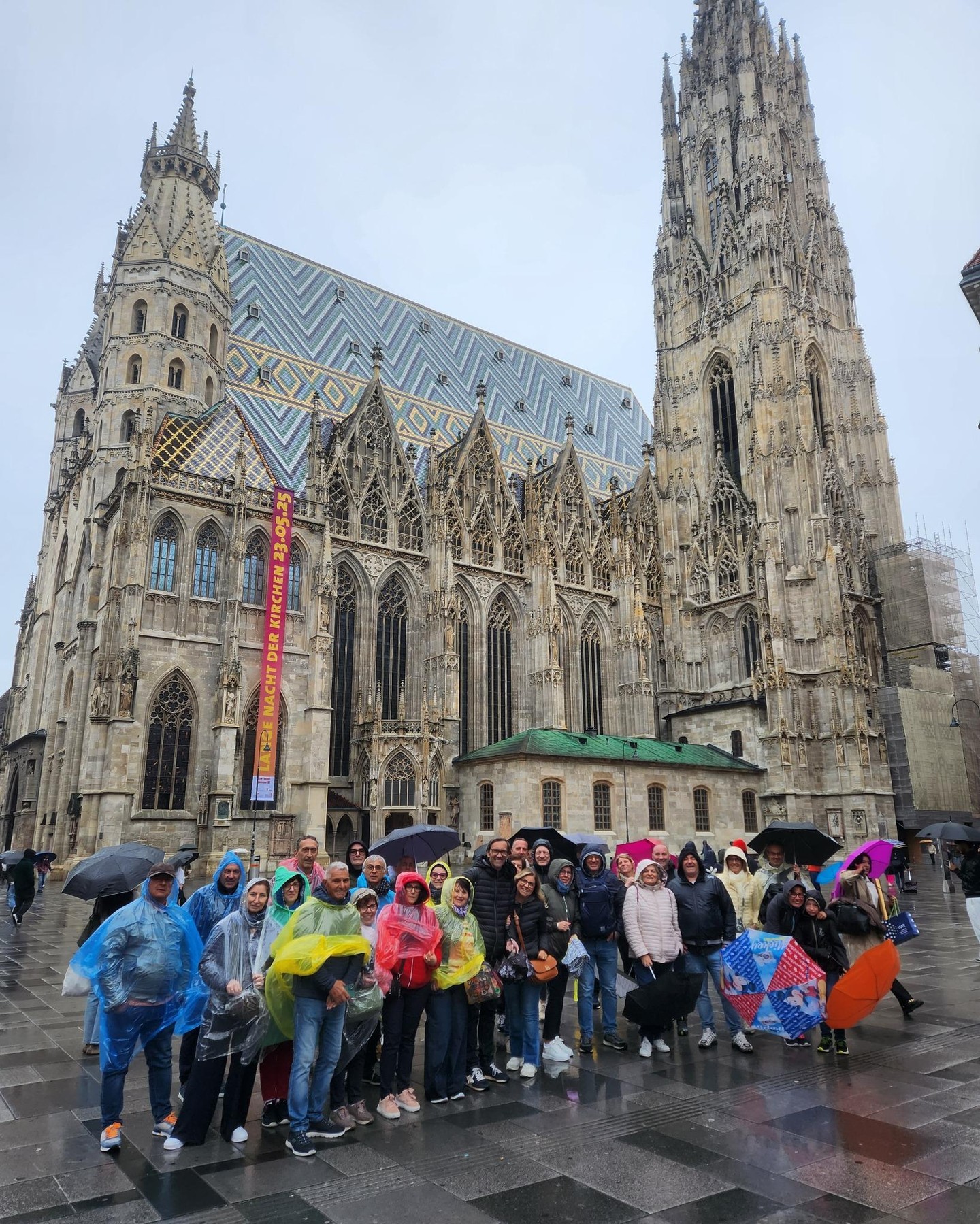 Pioggia? Nessun problema, il tour continua! ☔️💪
Due chicche su Vienna: il tetto del Duomo è un mosaico gigante e sotto la piazza si nascondono segreti secolari. Vuoi scoprirli? Unisciti al prossimo gruppo! 😏🕍
#Vienna #TourGuidati #MarioViennaGuide