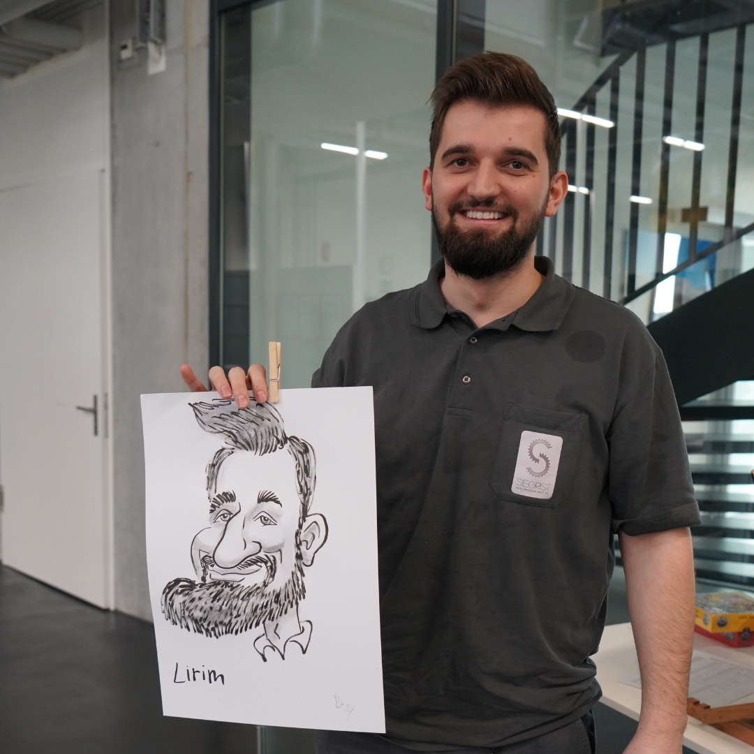 ONE MONTH ONE PORTRAIT 👨🎨
Entdecken Sie diesen Monat das Porträt von Lirim. Seit drei Jahren verstärkt er unser Team als Fachmann im Bereich Verzahnen – mit viel Know-how, Präzision und Engagement.
Discover this month's portrait of Lirim. He’s been part of our team for three years now, working as a gear cutting specialist. With his skills, precision, and dedication, he helps keep things running smoothly every day.
#wsiegristag #team #karikatur