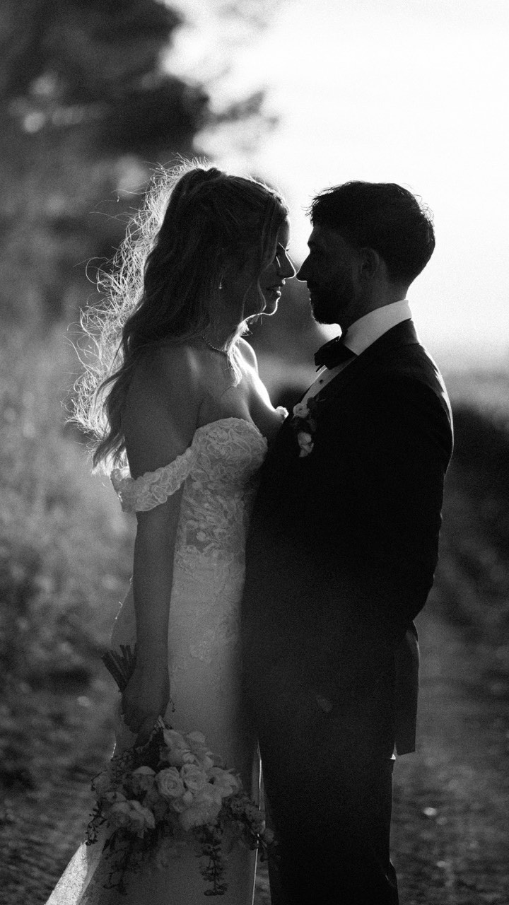 Mes rushs sont tout pourris, tout s’est accéléré après la cérémonie j’en ai plus, les vidéastes en PLS 😂. Mais pas grave, c’est l’intention qui compte, promis les photos sont mieux 😬🤣 Petit aperçu de ce superbe week-end en attendant les photos de ces deux tourtereaux! Cette saison s’annonce magnifique! Merci encore à vous deux @clarablgrdff & @thibautcharvin, ainsi que vos amis et familles pour votre bienveillance et ces jolis moments. Sans oublier la team de folie!
.
Venue @domainelatresoriere
Planner @mademoiselle.m.wedding
Dress @rosa_clara & @pronovias
Mua @mlc_makeup_artist_
Smoking @suitsupply
Flowers @l_atelier_fleur_d_o
Furniture @le.hangar.location
Caterer @cabiron
Filmaker @anthony_carpaye_films