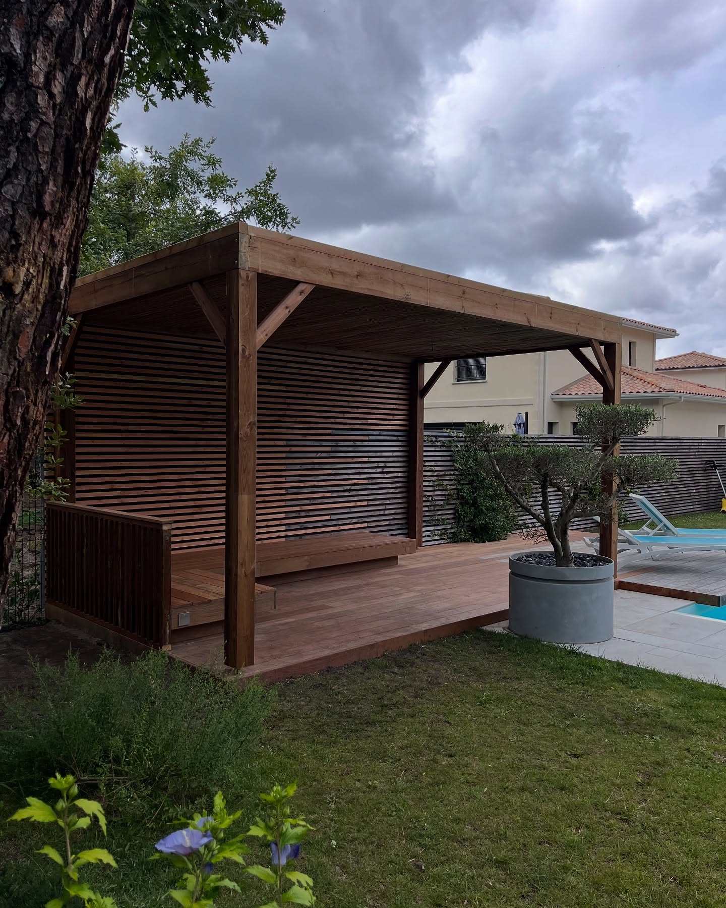 Pergola Pin classe 4
Raccord Terrasse Banc Flat en IPE
Raccord clôture claire voie horizontale Pin Douglas
Un espace détente en sortie de piscine !
#constructionbois #aménagementexterieur #menuiseriesextérieures #pergola #menuiseriesurmesure #woodworker #saintjeandillac