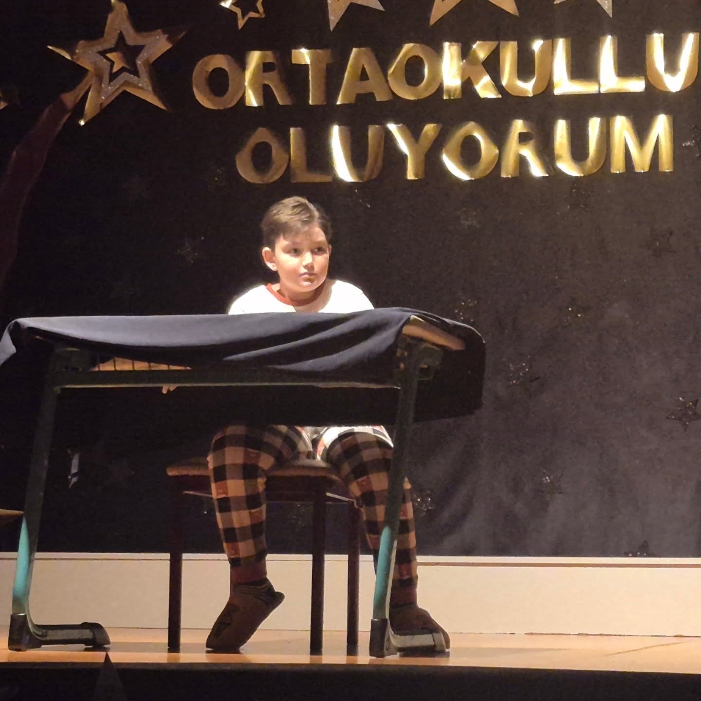 Seni kucağıma aldığım ilk gün kulağına ne fısıldadımsa, karnını doyurmak için sızlayan göğsümde hangi dileklerin ateşi yandıysa, bugün de bir şey değişmedi, "Her ne olursan ol özgür ol oğlum" demiştim, "Kendin ol."
Ne renge dönerse dönsün gözlerin, yeter ki gülünce içi gülsün, boyun posun bir önemi yok, yeter ki duruşun dik olsun. Seni doğuran ana dahil hiçkimseye bağımlı olma; ama dört elle bağlan hayata. Din, dil, ırk kazanılmaz sen sadece yaslan iyilikten, güzellikten yana...Cinsiyet beladır başa, yiğitliğin ölçütü merhamettir insanda, vicdanın yoldaşın olsun.
Seni daha iyi biri yapan her inanış kutsaldır nazarımızda, kendine, çevrene, evrene bir katkı sunabildiğin her eylem ibadet...Buyur, sevabın aynada💙
#kuzey