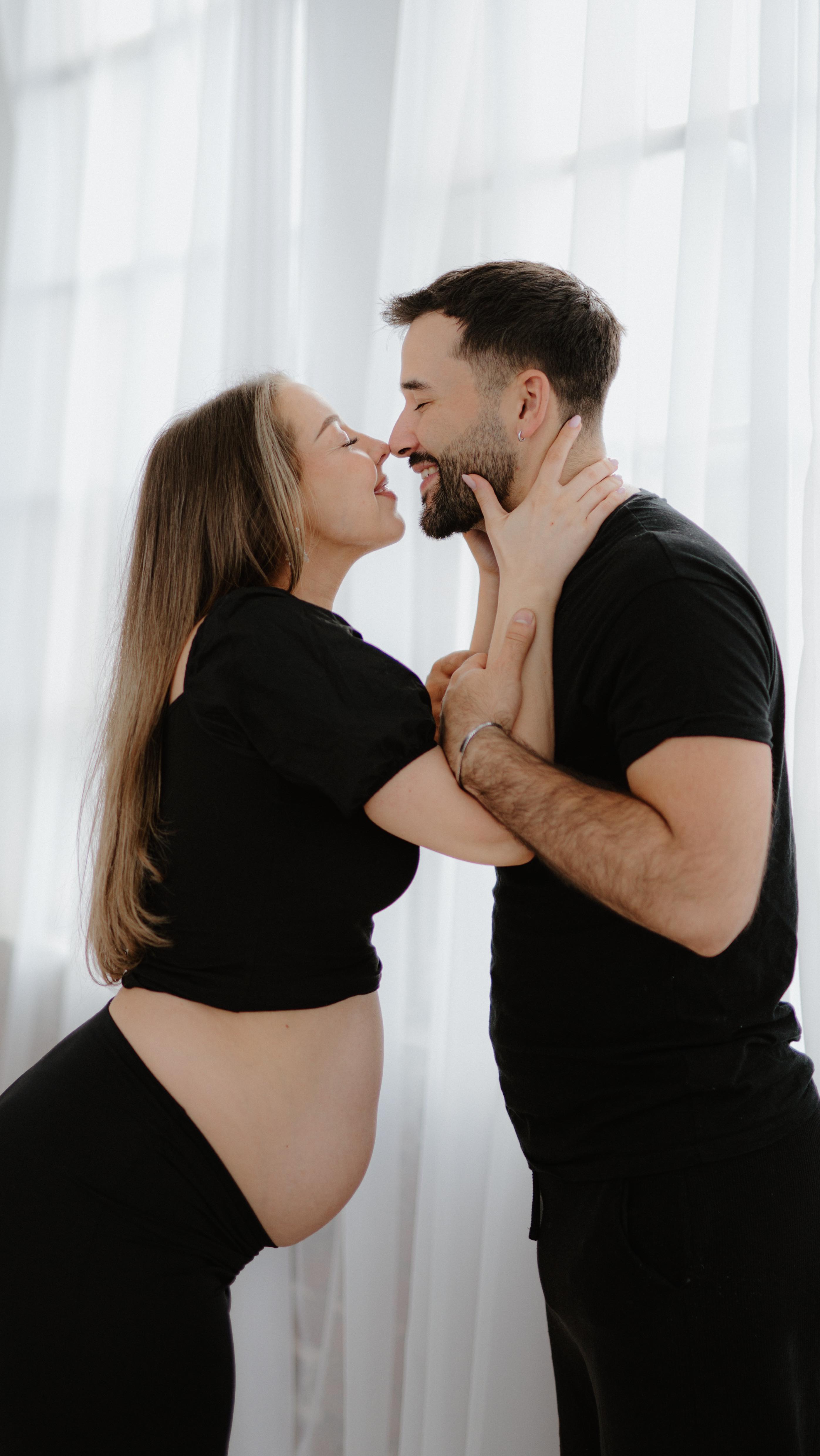 Noch bevor du da bist ✨
Ein Video- und Fotoshooting für werdende Eltern 📷
Manche Momente im Leben sind so einzigartig, dass man sie für immer bewahren möchte.
Die Zeit der Schwangerschaft gehört definitiv dazu.
Noch bevor euer Kind das Licht der Welt erblickt, beginnt eine neue Geschichte – eure Geschichte als Familie.
Eure Hochzeit war vllt der Anfang – und jetzt erzählt das Leben weiter.
Mit „Noch bevor du da bist“ halte ich genau diese besondere Phase für euch fest:
echt, zart, persönlich.
Ein kurzes Video, in dem eure eigenen Worte lebendig werden, kombiniert mit liebevollen Bildern, die eure Verbindung als werdende Eltern zeigen – ungestellt, nah und voller Wärme.
Liebe Viktoria, lieber Ramon – ich durfte euren Hochzeitstag voller Versprechen und Lachen begleiten. Und jetzt, Monate später, beginnt ein neues Kapitel. Leise, zart und doch voller spürbarer Kraft.
Noch ist euer Baby nicht da.
Doch die Liebe? Die ist längst angekommen – in euren Blicken, in jedem stillen Augenblick dazwischen.
Es war mir eine große Ehre, auch diesen besonderen Abschnitt eurer Geschichte für euch festzuhalten – bevor kleine Füße das Bild komplett machen.
#Babybauchvideo #ErinnerungenfürsLeben #Schwangerschaftsfilm #Familienerinnerungen #DayinmylifeVideo #Babybauchmomente #VideografieKöln #Familienfilm #Erwartungsvoll #EchteMomente #Zeitdiebleibt #FilmemitmHerz #authentischundnah #familienvideo #babybauchfotografie #editorialphotography #videografinköln #familienvideodüsseldorf