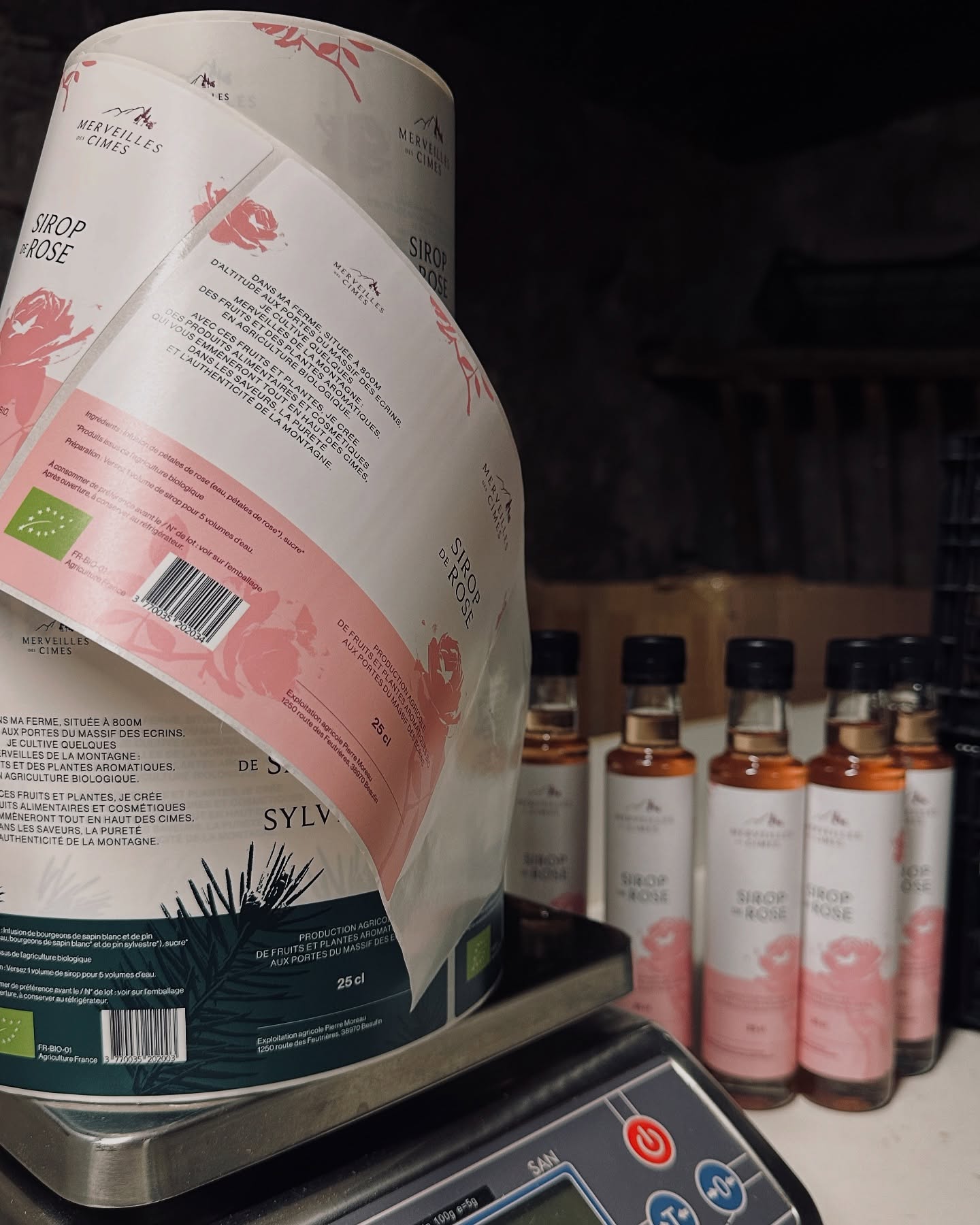 Le sirop de rose est de retour ! 🌹🌹🌹
Grâce à un magnifique début de floraison, ce sirop réalisé uniquement avec les pétales de roses est à nouveau disponible.
Avec un parfum très délicat, il est l’un des produits les plus appréciés de la gamme.
Attention, la production est très limitée car à ce jour un seul rosier fournit les roses avec ce parfum inimitable ; un rosier planté il y a plus de 50 ans par ma grand-mère !
Le sirop de rose est disponible actuellement : à la ferme, à la Maison de pays à st firmin, à Intermarché La Fare, à Botanic Gap, et bien évidemment sur le site internet.
#merveillesdescimes #agriculturebiologique #massifdesecrins #champsaurvalgaudemar #isere #produitslocaux #siropderose