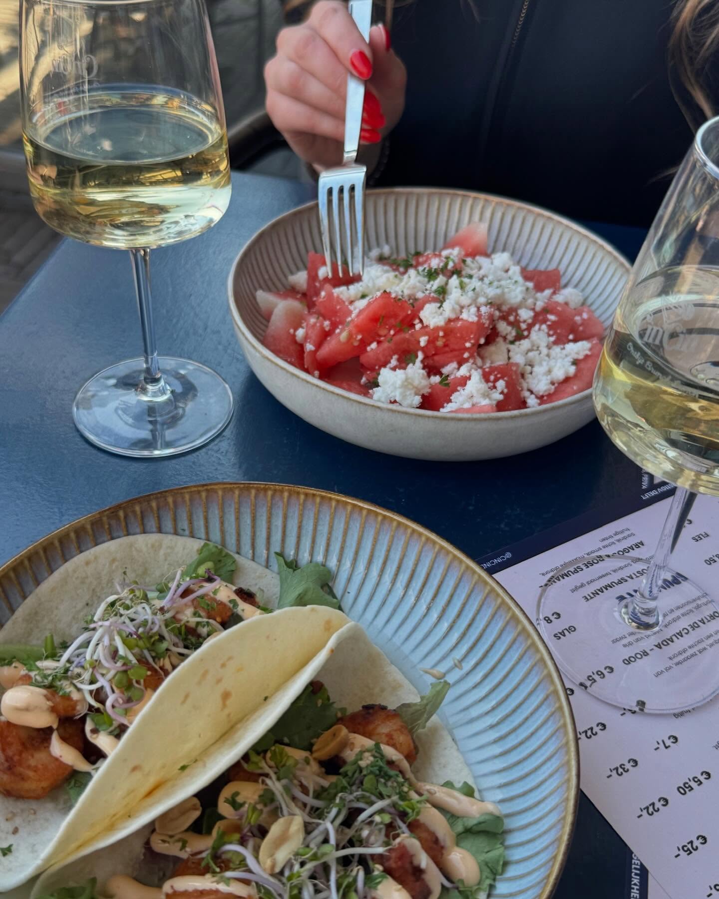 Sipping & snacking in style ✨ #WineAndDine #FoodieLife #TacoTime #WatermelonSalad
#FoodieGram #Wijnmomentje #LekkerEten #EtenEnWijn
#LunchVibes