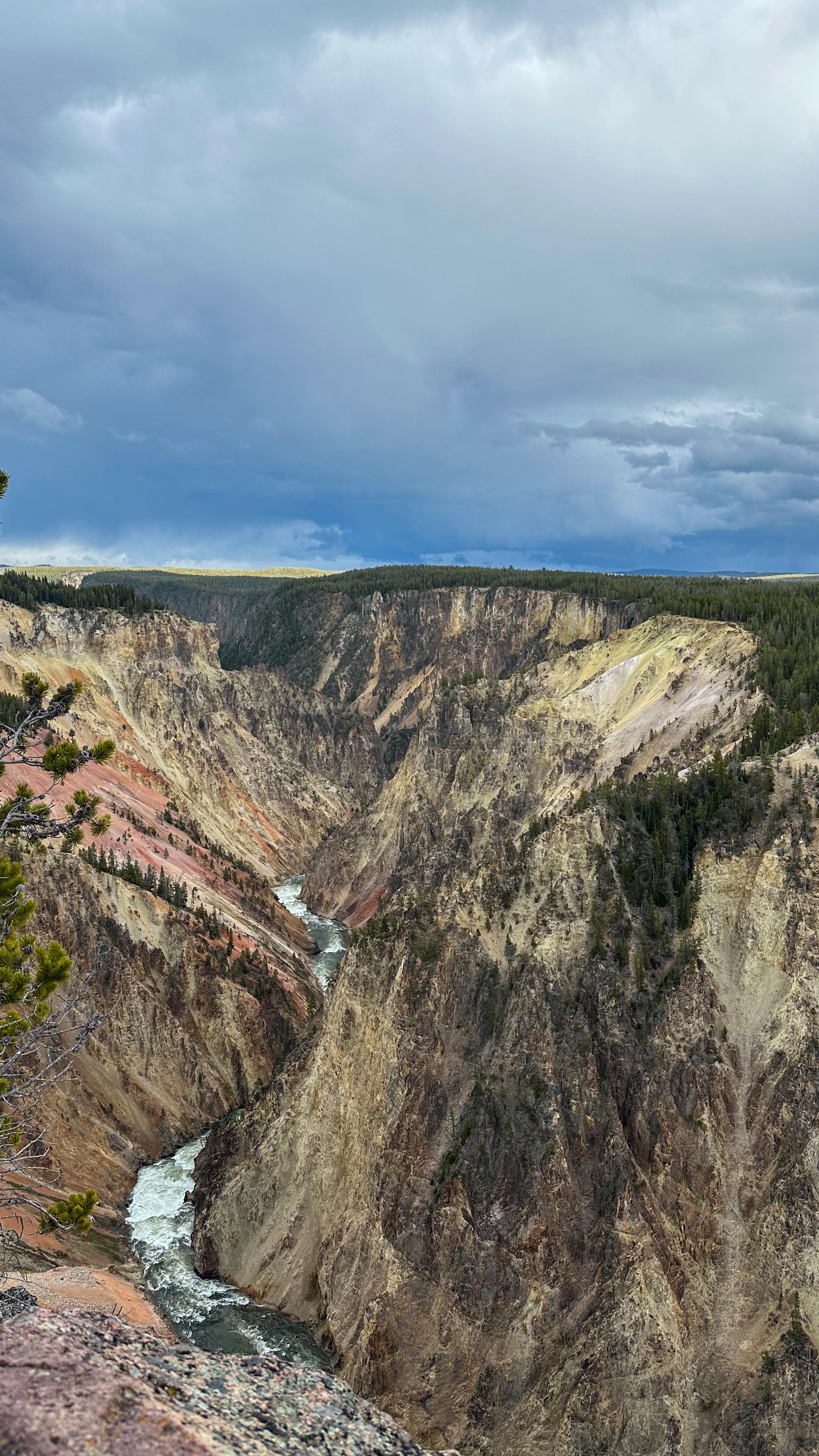 You’re gonna want to turn your phone sideways for this one…
My family had to cut our trip short by a couple days and head home, so that means lots of photos and videos headed your way! I’m so excited to show you all the incredible things we had the opportunity to see and do on our 5k mile roadtrip!
.
.
.
#YellowstonePledge #MontanaMoment #ThatsWY #YesVisitTheUSA #TLPicks #girlswhotravel #familyroadtrip