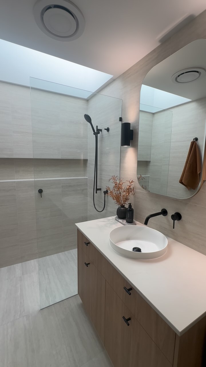 T H E L O D G E // B A T H R O O M
✨ Bathroom goals unlocked ✨
We’ve paired these beautiful vein-cut travertine-look tiles with sleek black tapware for a modern, high-end finish that gives this lakeside lodge both warm and sophisticated vibes.
The hero? A huge stunning skylight over the shower that floods the space with warm sunlight bringing the outside in. Because who wouldn’t want to bathe in natural light, right?
#interiordesign #bathroom #bathroomdesıgn #interiordesignergoldcoast #vanity #skylight #smartstone #sinteredstone #cementobianco #blacktapware #renovation #bathroomreno