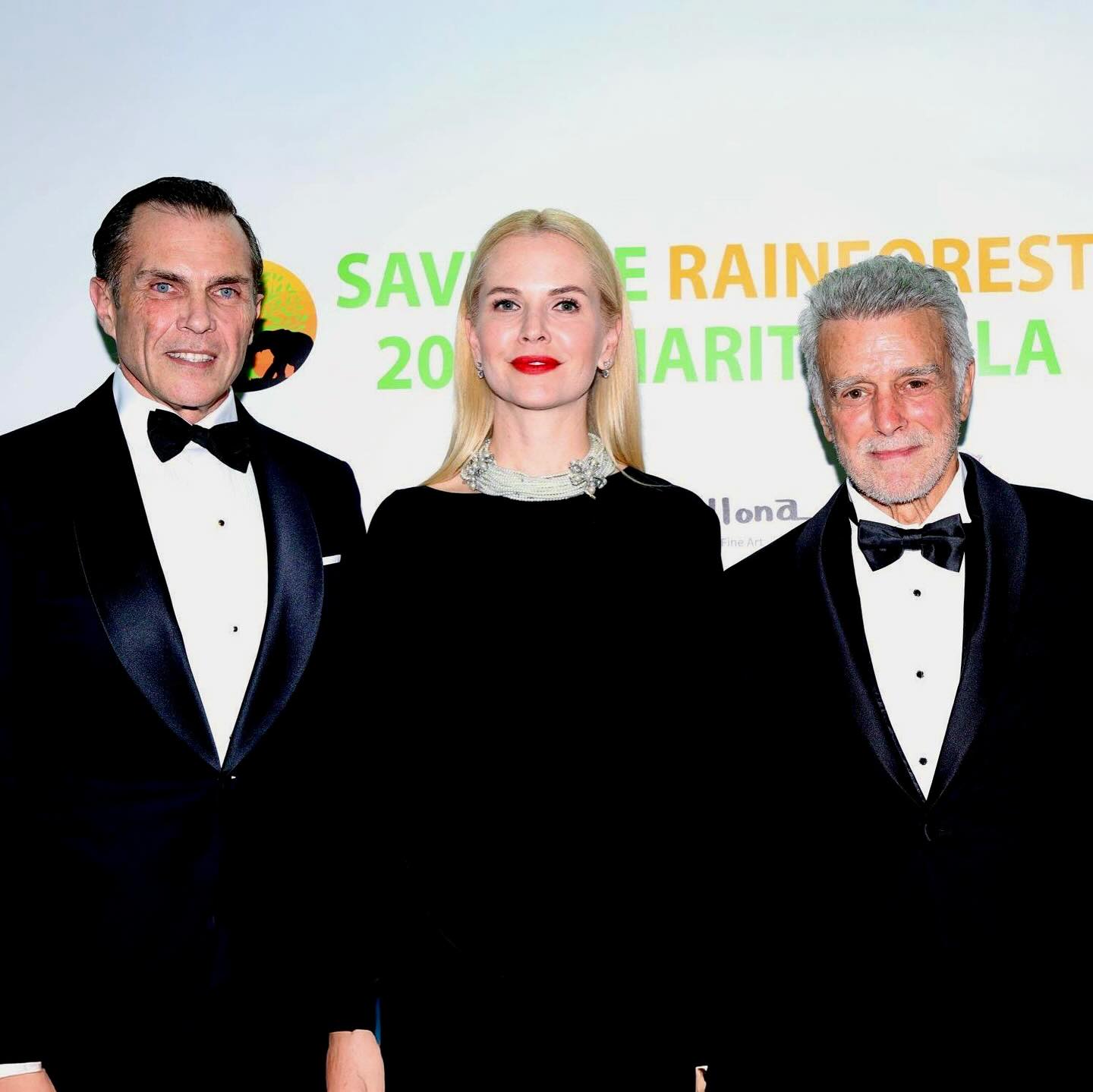 Très belle soirée et vente aux enchères „Save the Rainforest“ à Monaco avec Chris DeRose. Photos @claudia_gracia_albuquerque
*****************************************
#monaco #montecarlo #fairmontmontecarlo #charlesphilippedorleans #princecharlesphilippedorleans #princecharlesphilippe #princedorleans #ducdanjou #naomidorleans #naomivaleskadorleans #princessenaomidorleans #princessenaomi #princessedorleans #duchessedanjou #maisonroyaledefrance #france
