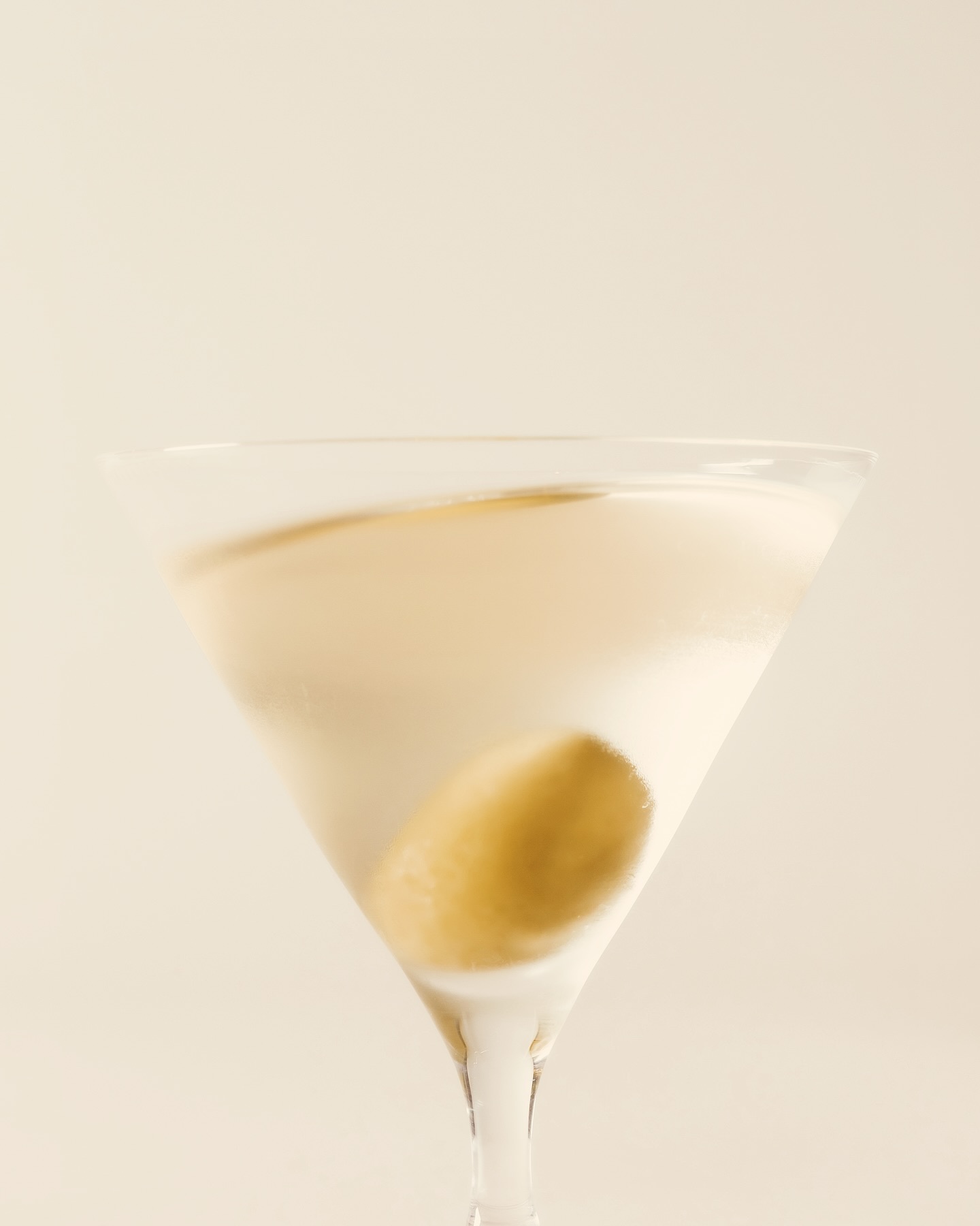 Introducing Our 50/50 Martini
A perfect balance awaits in every sip of our 50/50 Martini. Crafted with Tanqueray No. Ten and our signature blended vermouth, this cocktail is chilled to perfection at -12°C and elegantly finished with a refreshing lemon twist.
The icy temperature unlocks the juicy citrus notes and the aromatic oils of the gin, harmonizing beautifully with the nuanced flavors of our custom vermouth blend. The result? A bold yet approachable martini that’s juicy, classy, and timeless.
Taste this modern classic at Messengerservice Bar, where every cocktail tells a story at @baantrok
#messengerservicebarbkk #martini #5050martini #bangkokcocktail #tanqueray #barhopping #barhoppingbkk #bangkokbar #50bestdiscovery #50bestbars #mixologist