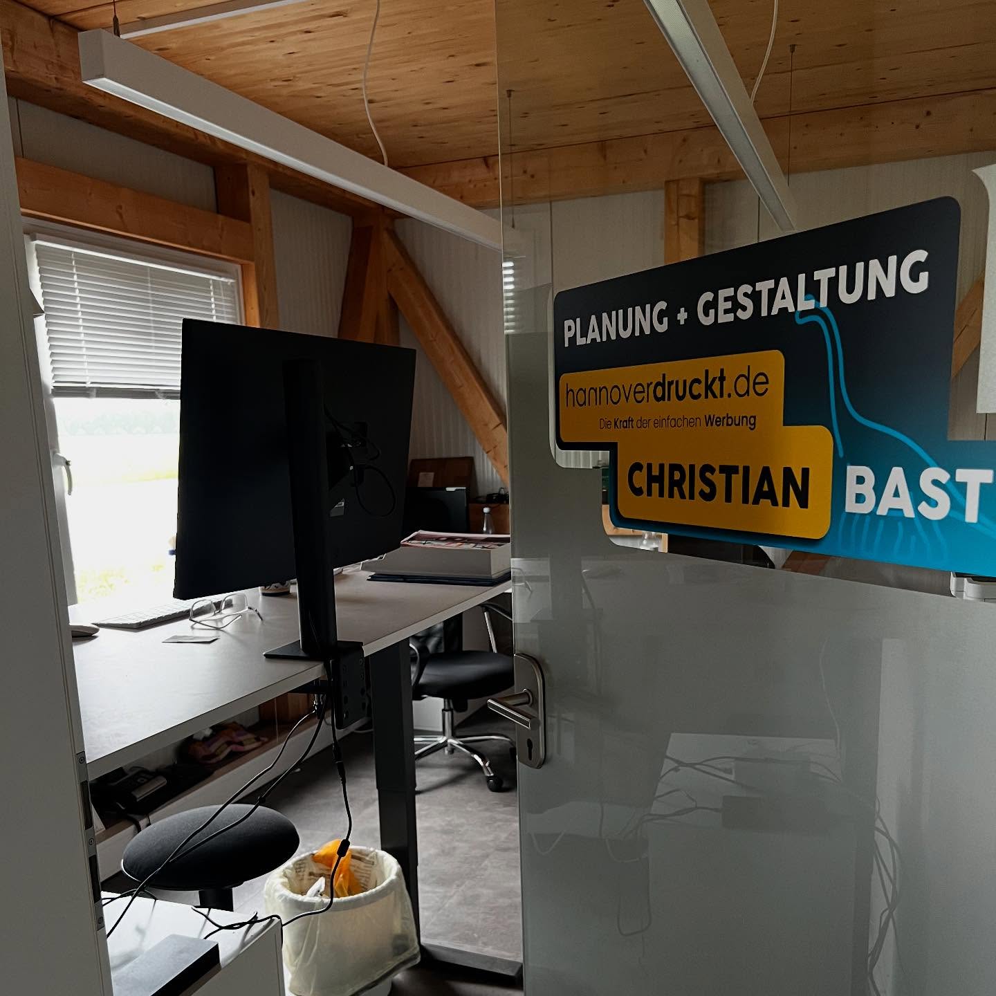 Interner Umzug… endlich höhenverstellbaren Schreibtisch. Besser für Thrombose Kandidaten 🤪😂 #könekewerbung #hannoverdruckt