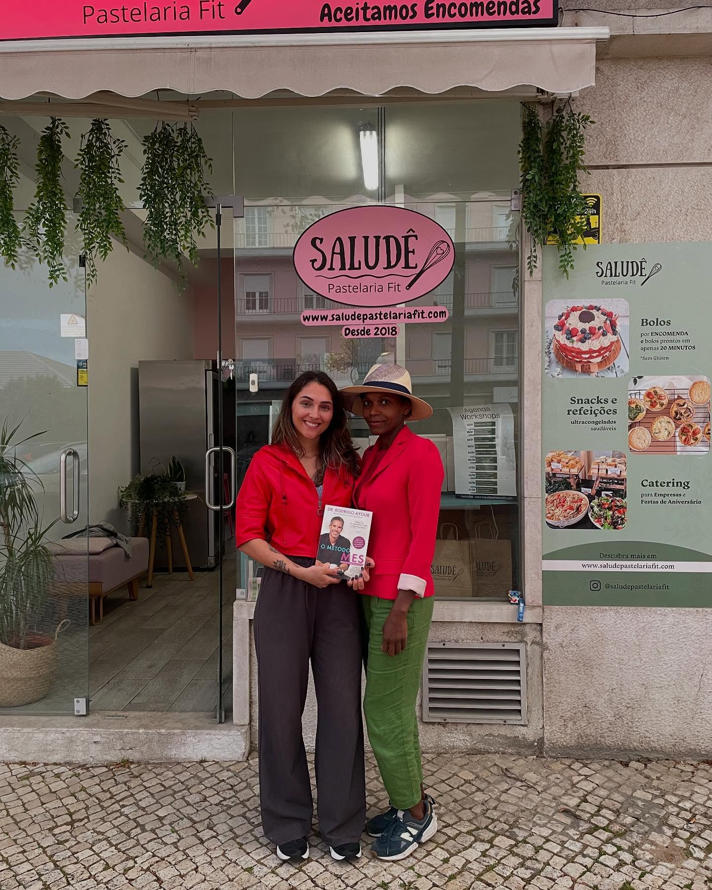 🌷 Hoje quis fazer uma homenagem especial a esta mulher incrível, a Ermelinda! Durante nossa trajetória tivemos pessoas muito queridas em nosso caminho. Ermelinda virou nossa cliente na época que tínhamos a produção na Baixa Chiado e acompanhou todo nosso crescimento. Virou madrinha da Saludê e sempre foi muito carinhosa comigo e com minha família. Essa jaqueta linda vermelha ganhei dela, além de o livro Método Mês super interessante sobre alimentação e emagrecimento de forma saudável escrito por @rodrigoayoub !