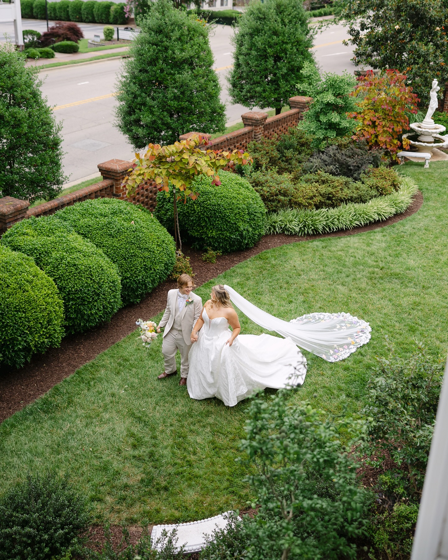 Mr. & Mrs. Poulos ✨
This day was full of so much love and joy it felt like pure sunshine! From the bright colors and florals to the dreamy, historic backdrop of @thematthewshouse, every intentional detail came together to create the perfect wedding day for Ella Grace and Thanasis!
