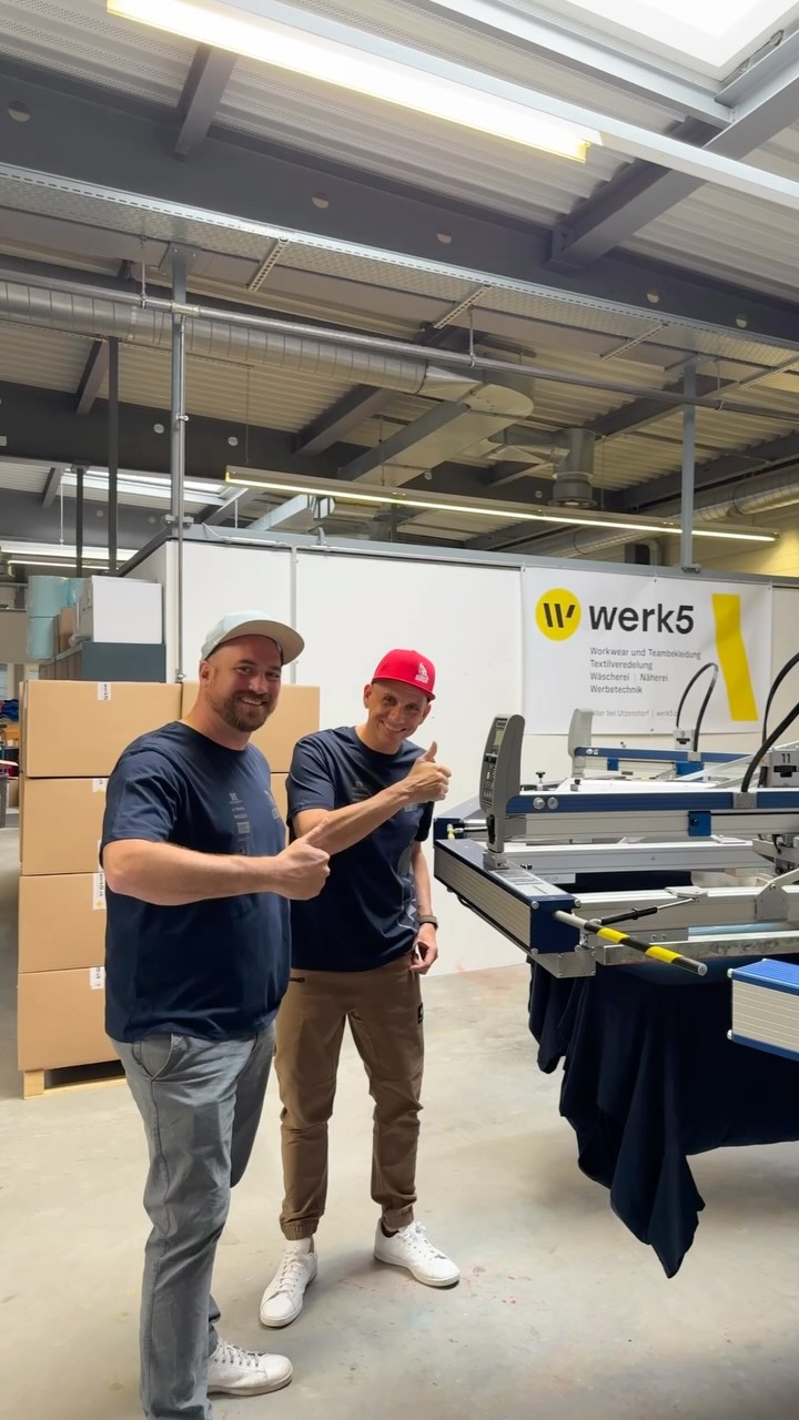 🎽 Helfer-Shirt in Produktion!
Hier bekommst du einen exklusiven Einblick mit Flöru & Michu bei Werk 5 – unser Helfer-T-Shirt nimmt Form an! 💪
Das Shirt gibt’s nur für euch Helfer – als Merci für euren Einsatz am OSF 2025. Und wir sagen schon jetzt: Ihr seid grossartig! 🙏 Und ein auch grosses Merci an das Team von @werk5ag für die Unterstützung und das Engagement 🚀
📅 Helfer-Infoabend:
🗓️ Mittwoch, 4. Juni 2025
🕖 Start: 19:15 Uhr
📍 Festgelände Inkwil
👕 T-Shirt-Ausgabe ab 18:15 Uhr
🍔 Imbiss nach dem Anlass – gemütlicher Ausklang inklusive!
Für deinen Einsatz bekommst du:
✅ ein cooles Helfer-T-Shirt
✅ eine feine Verpflegung
✅ und das Beste: ein echtes Erlebnis voller Gemeinschaft & Emotionen
🎥 Jetzt reinschauen & Vorfreude teilen!
#osf2025 #chunschou #helferpower #flörumichu #werk5 #inkwilfeiert #dankefürdihüuf
