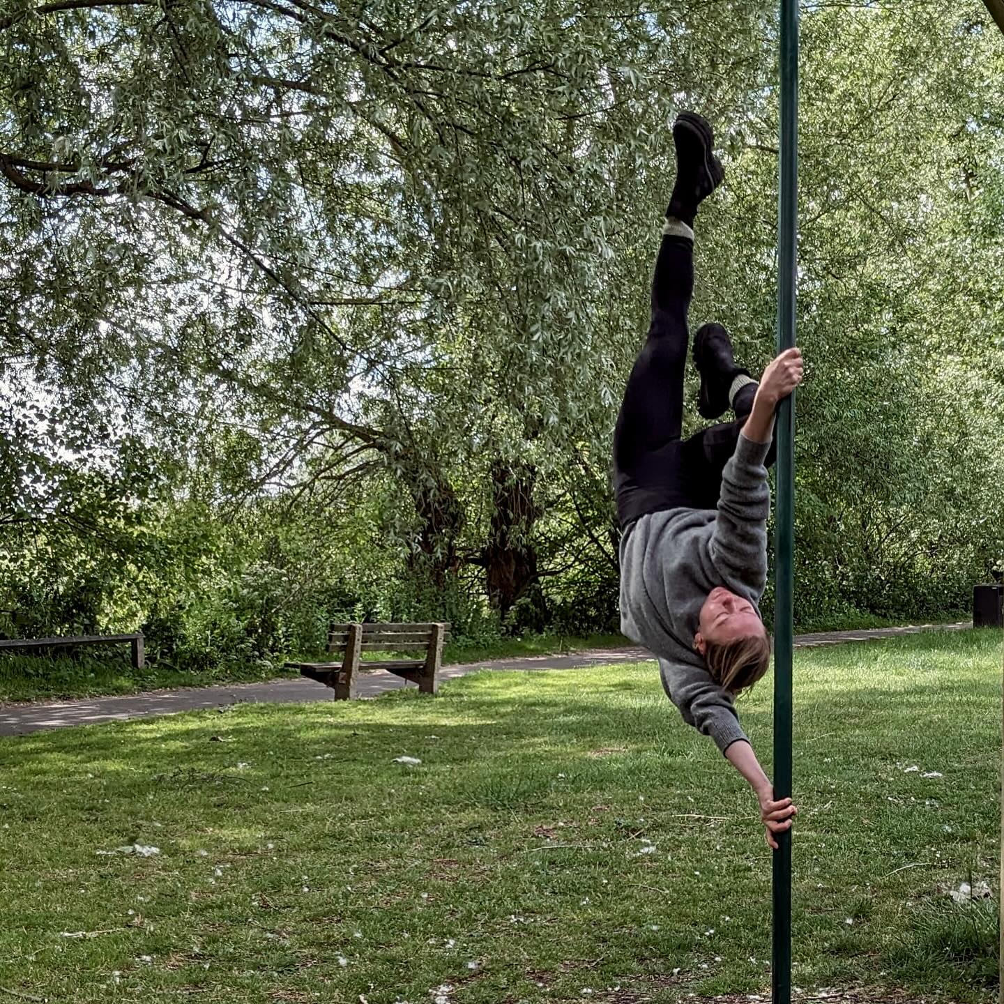 Is it possible to walk past a pole without stopping to play?
🌞