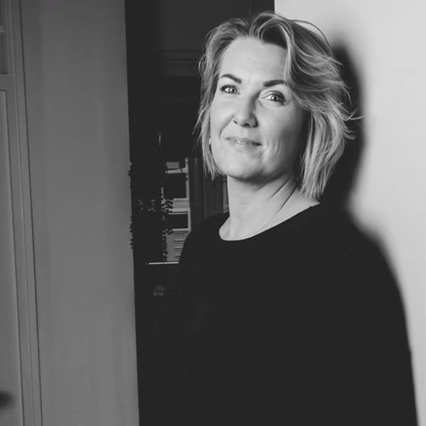 Esther weet wat krullen nodig hebben
Met meer dan 20 jaar ervaring brengt Esther een schat aan kennis mee naar Climax Hair. Ze staat bekend om haar aandacht, visie en het vermogen om echt naar haar klanten én hun haar te luisteren.
Knippen doet ze het liefst met de hand, old school en precies. Haar hart ligt bij het veilig kleuren en knippen van krullen, maar als allrounder draait ze haar hand niet om voor andere haarstructuren of stijlen.
Ben jij klaar voor een coupe met karakter? Boek nu met 15% korting via climaxhair.nl en gebruik code ZOMER15.
📍 Alleen geldig bij online boekingen tot 31 mei