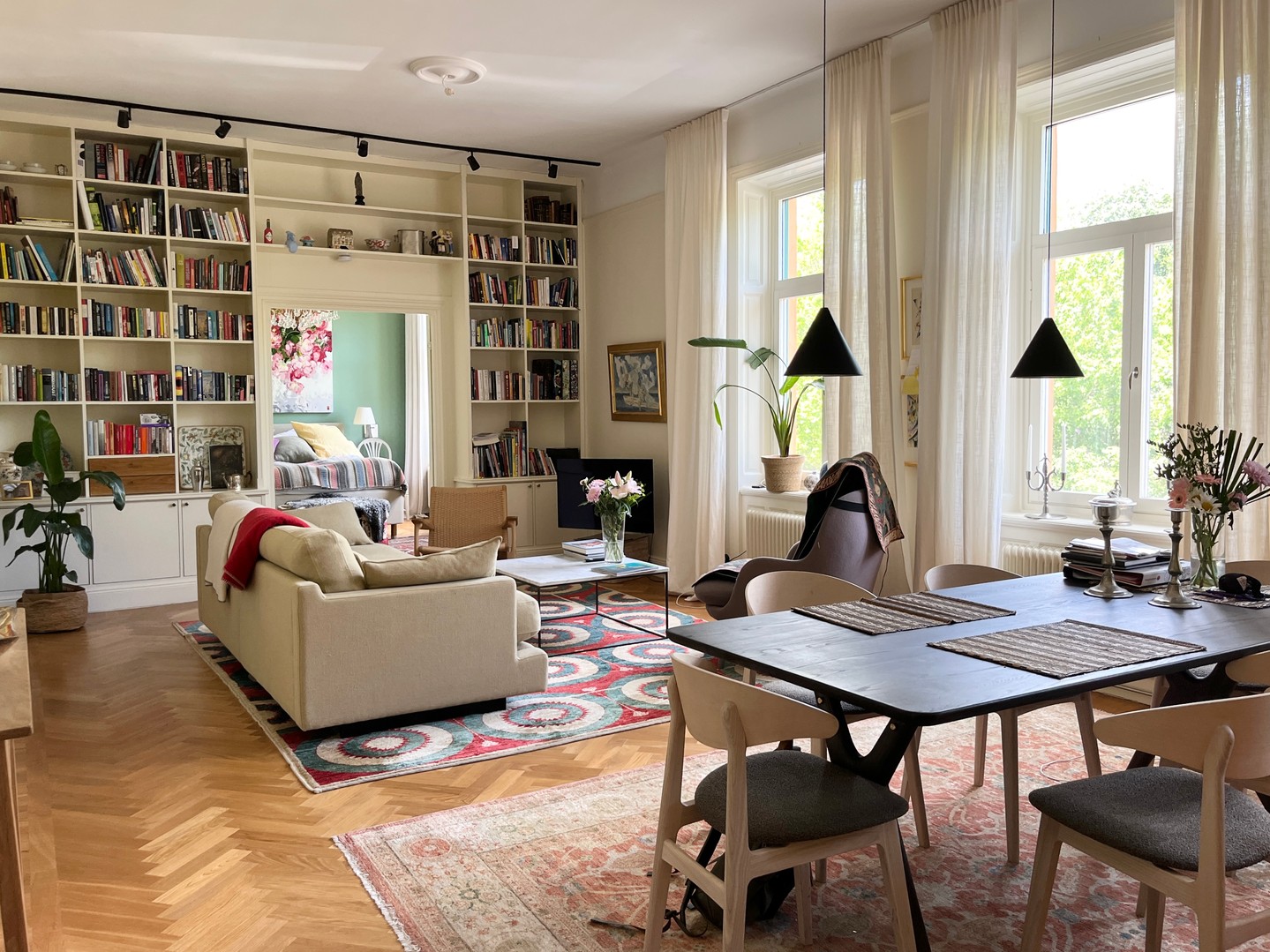 UTHYRNING
Smakfull vĂ„ning vid Vitabergsparken â uthyres!
đ MalmgĂ„rdsvĂ€gen 6, Södermalm
Hyra: 42 000 kr/mÄn | Omöblerad
⚠3 sovrum (varav ett mindre/kontor), balkong, öppet kök & vardagsrum
đ Badrum + gĂ€st-WC, dolda tvĂ€ttmaskiner
đ Vackra fönster & hög standard rakt igenom
đ© Intresserad? DM för visning!
#södermalm #vÄningförhyra #hyrahusstockholm #vitabergsparken #passionforhomes #uthyrningstockholm