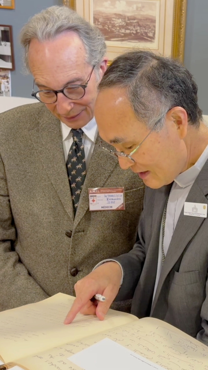 Bel échange de langues et de cultures avec les pèlerins @misericordia_japan & Mons. Alexis Mitsuru Shirahama évêque d’ Hiroshima à @sanctuairedelourdes , pour écouter Dr de Franciscis parler des #guérisons et des #miracles de Lourdes et @LourdesMedicale en présence d’un gran nombre de pèlerins du Japon !
#lourdes2025 #lourdesfrance